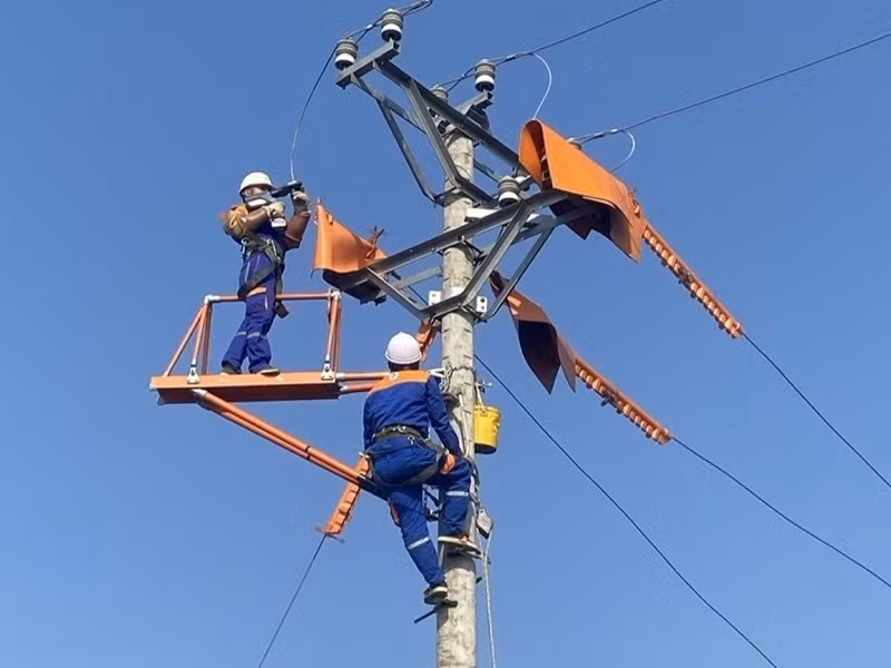 Trong tháng 1/2025, Đội Hotline Công ty Điện lực Thanh Hóa đã thực hiện dịch vụ thi công cho khách hàng với 72 phiên, bao gồm đấu nối các TBA cấp thiết chống quá tải trước, trong và sau dịp Tết Nguyên đán 2025