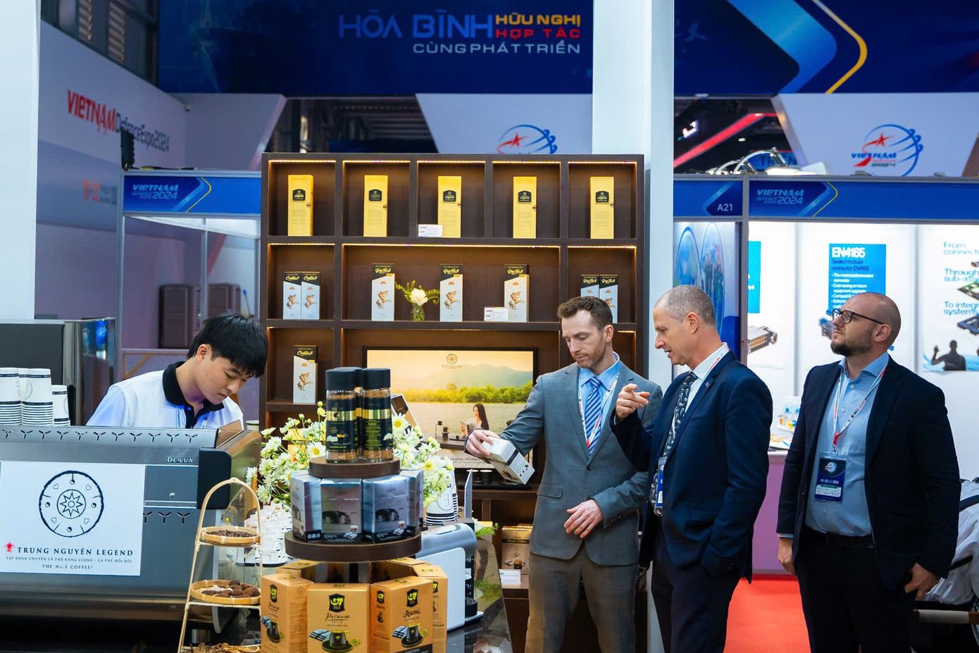 Các sản phẩm cà phê của Trung Nguyên Legend luôn được chọn phục vụ trong nhiều sự kiện, hội nghị quan trọng của quốc gia và trở thành món quà “cà phê ngoại giao” kết nối văn hóa Việt Nam với bạn bè quốc tế. Các sản phẩm cà phê của Trung Nguyên Legend luôn được chọn phục vụ trong nhiều sự kiện, hội nghị quan trọng của quốc gia và trở thành món quà “cà phê ngoại giao” kết nối văn hóa Việt Nam với bạn bè quốc tế.