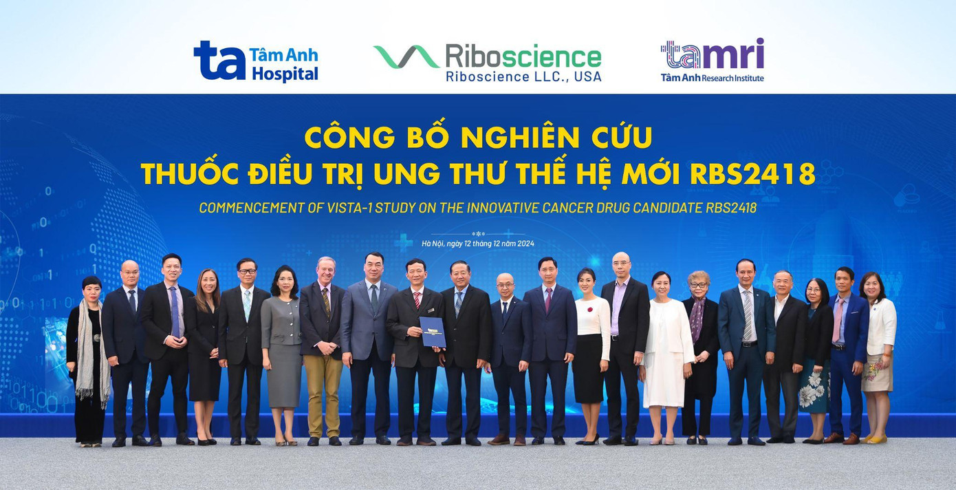 Đại diện Bộ Y tế trao quyết định cấp phép nghiên cứu thử nghiệm lâm sàng pha 2A thuốc điều trị ung thư đầu tiên và duy nhất đến thời điểm này tại Việt Nam. Đại diện Bộ Y tế trao quyết định cấp phép nghiên cứu thử nghiệm lâm sàng pha 2A thuốc điều trị ung thư đầu tiên và duy nhất đến thời điểm này tại Việt Nam.