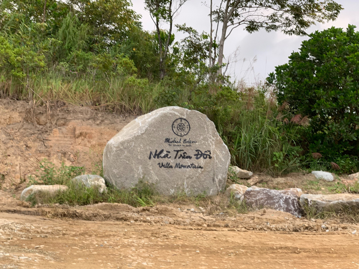 Lối vào trang trại có biển chỉ dẫn hướng khu ở cho khách mang tên "Nhà trên đồi" Lối vào trang trại có biển chỉ dẫn hướng khu ở cho khách mang tên "Nhà trên đồi"