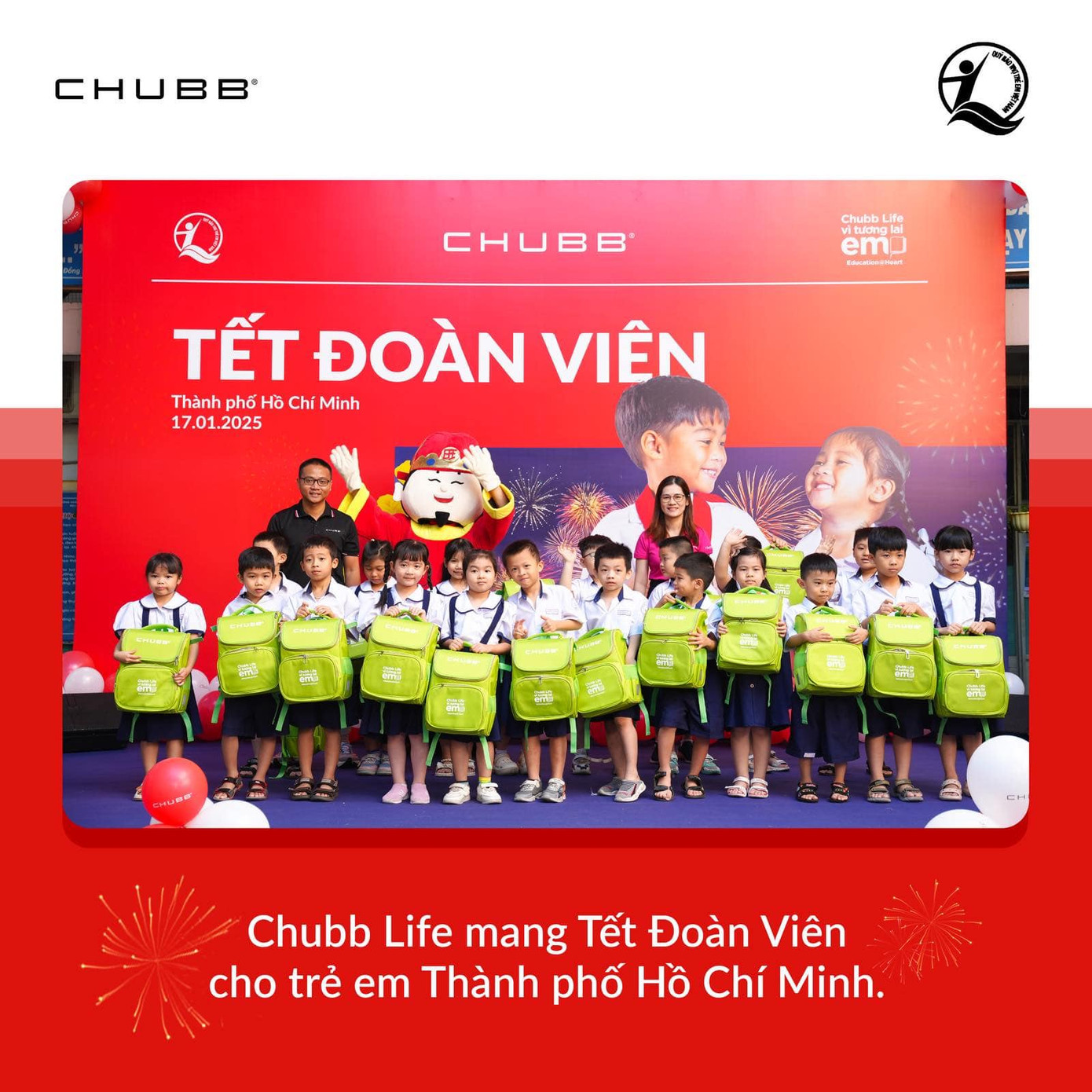 Các em học sinh rạng rỡ tươi cười nhận lấy bằng khen và các suất học bổng Các em học sinh rạng rỡ tươi cười nhận lấy bằng khen và các suất học bổng