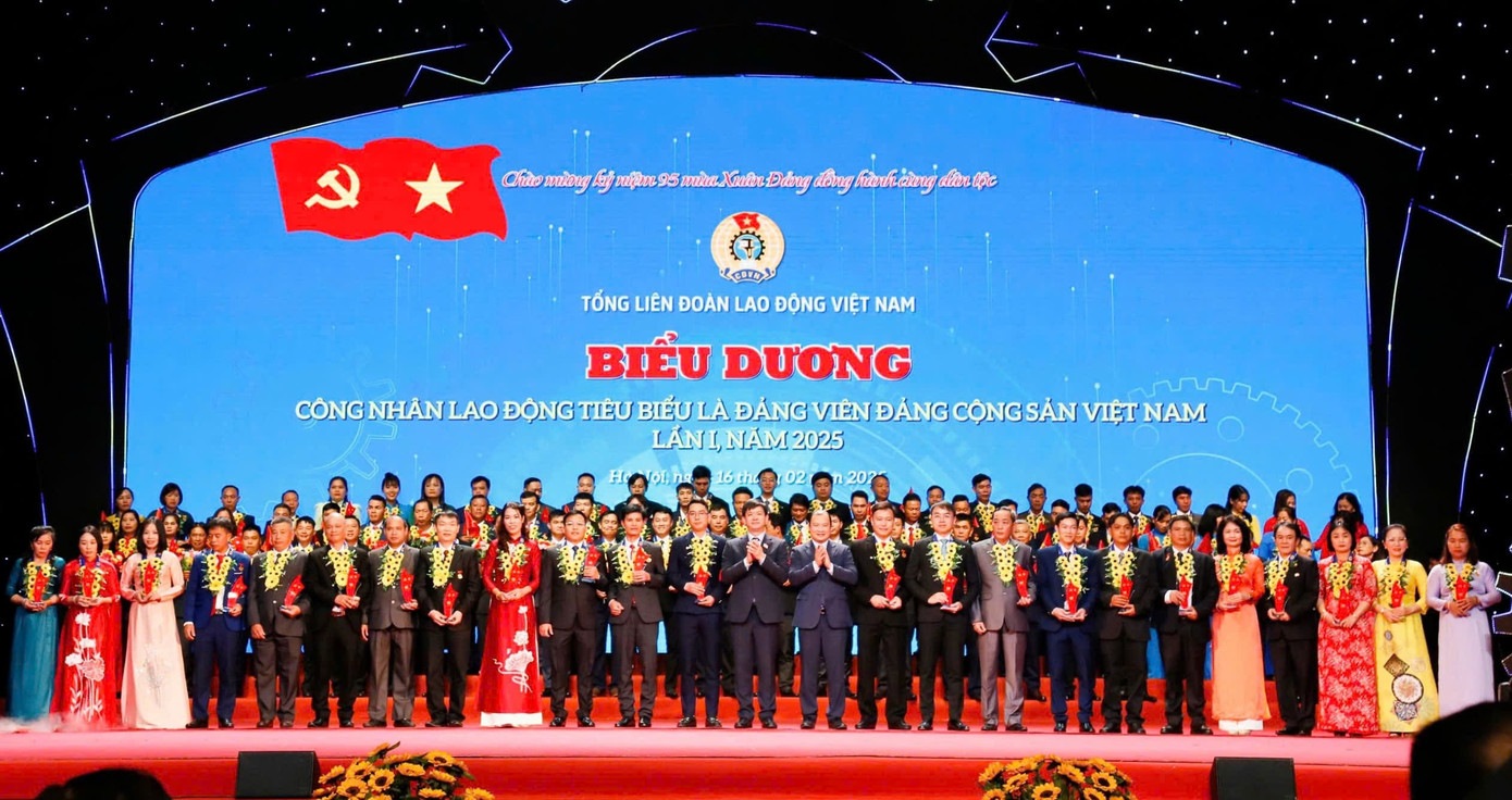 Anh Phan Tiến Dũng - PC Khánh Hòa (hàng đầu, thứ 5 từ trái sang) nhận biểu trưng do Tổng LĐLĐ Việt Nam trao tặng