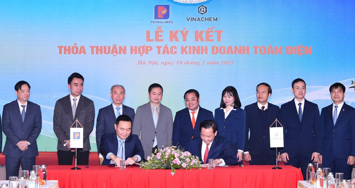 Ông Đào Nam Hải, Tổng Giám đốc Petrolimex và ông Nguyễn Hữu Tú –Tổng Giám đốc Vinachem ký thỏa thuận hợp tác chiến lược toàn diện