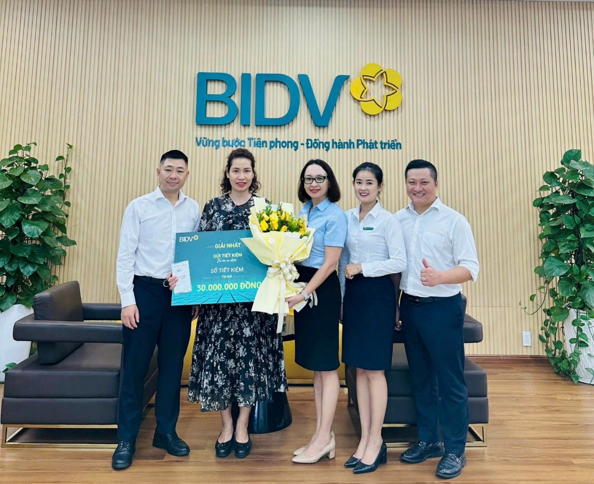BIDV chi nhánh Ba Tháng Hai trao giải Nhất cho khách hàng