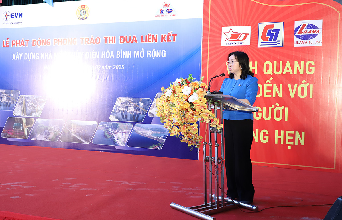 Phó Chủ tịch Thường trực Tổng Liên đoàn Lao động Việt Nam – bà Thái Thu Xương phát biểu