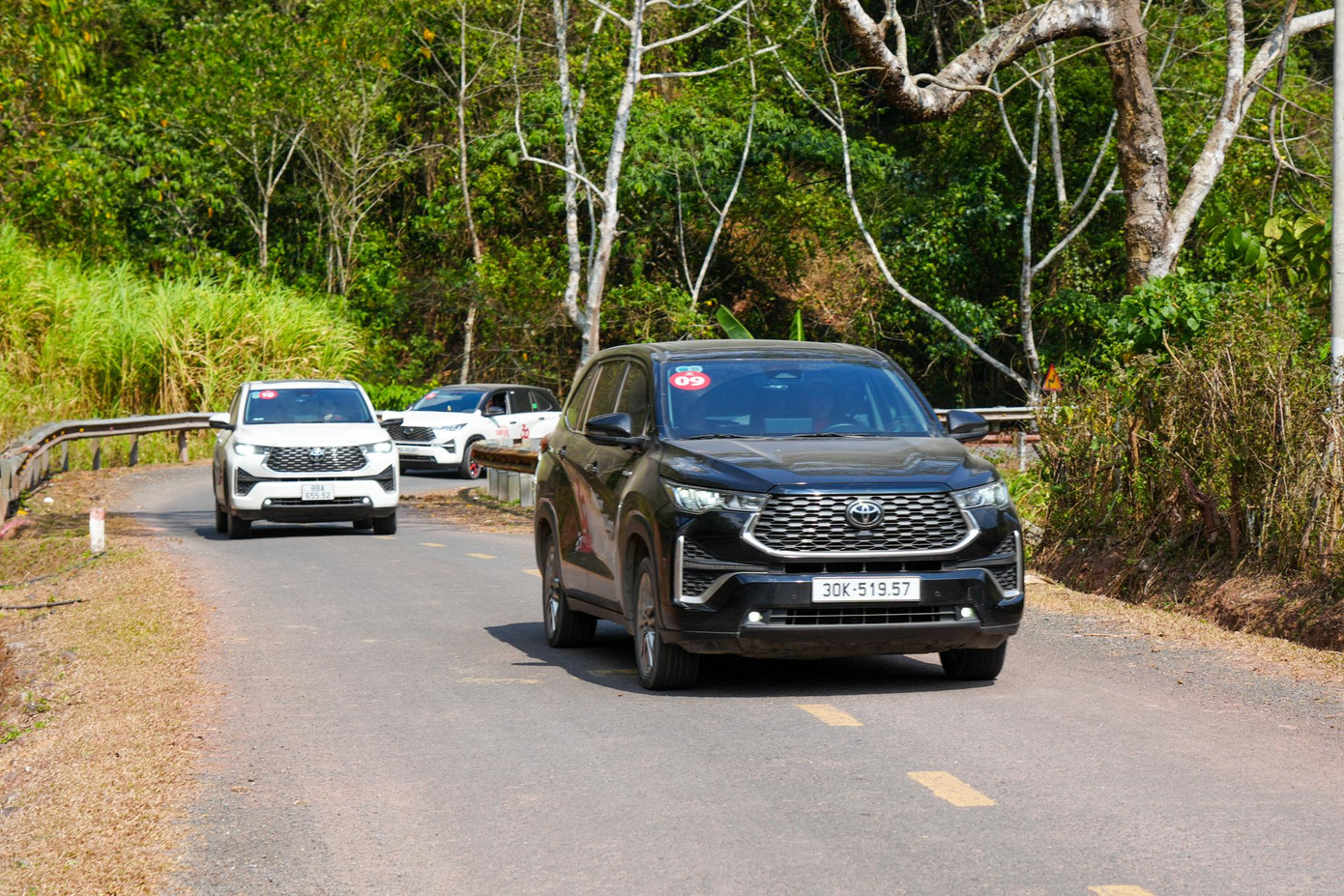 Innova Cross HEV thể hiện nhiều ưu điểm khi đổ đèo liên tục. Innova Cross HEV thể hiện nhiều ưu điểm khi đổ đèo liên tục.