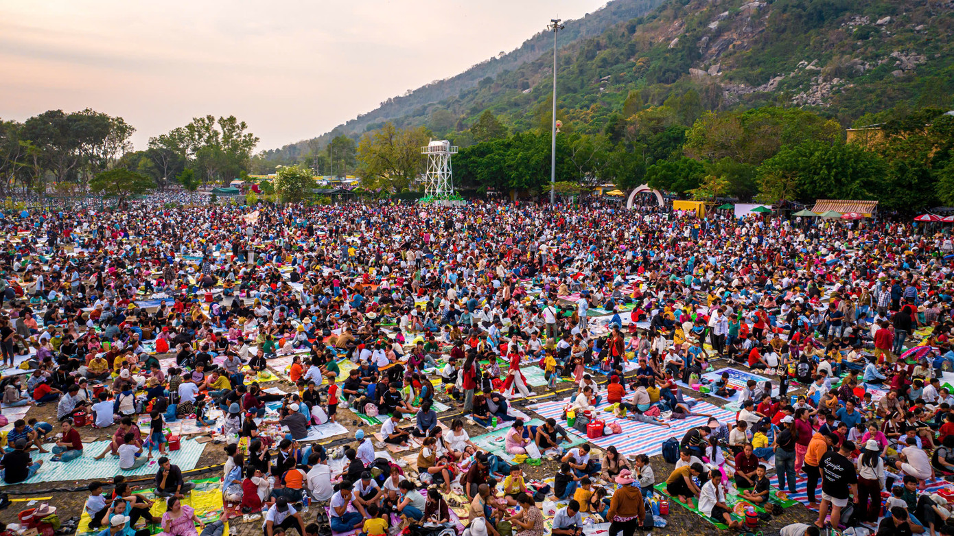 Núi Bà Đen đông nghịt khách trong ngày mùng 4 Tết. Ảnh: Minh Tú - Bùi Văn Hải