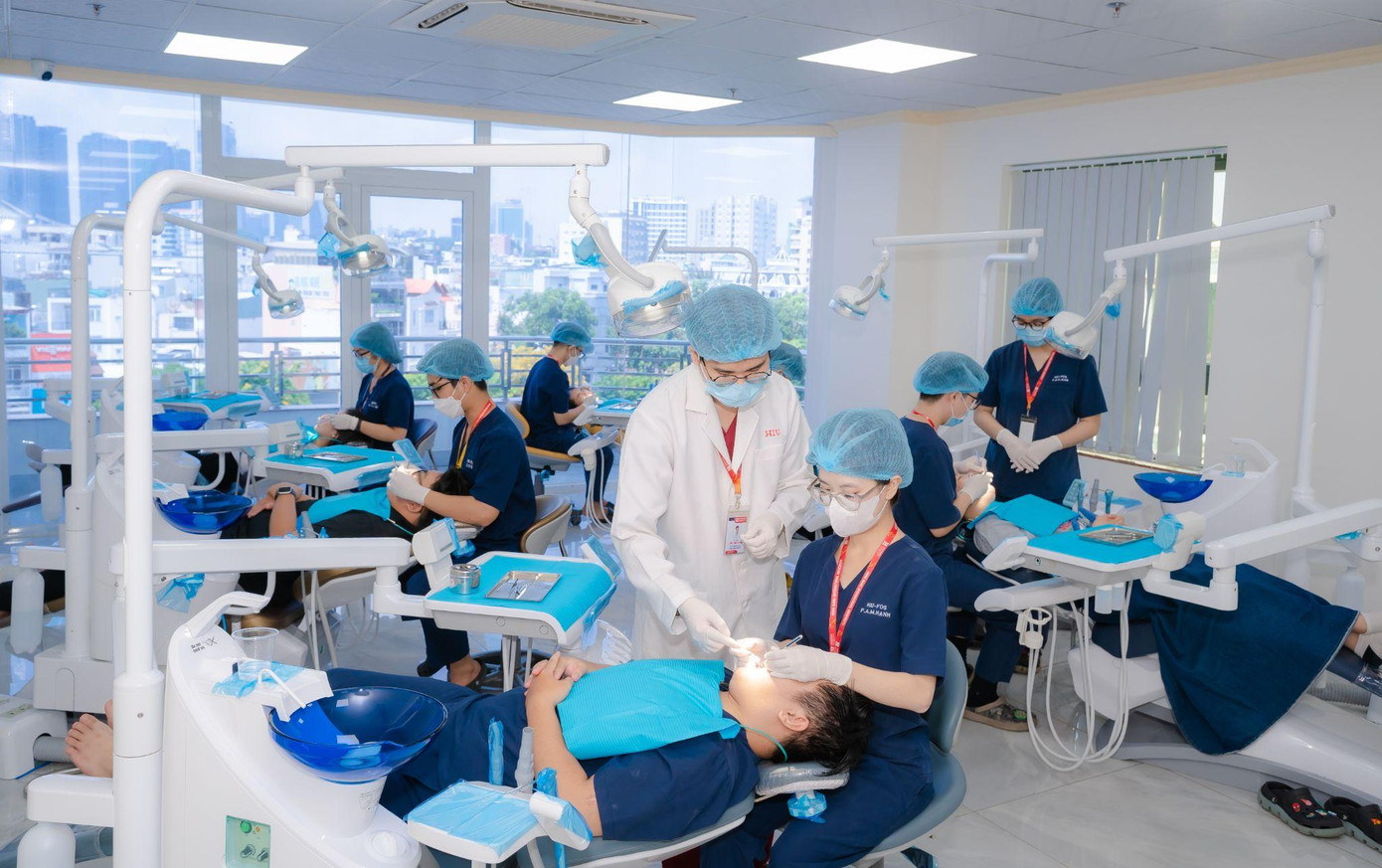 Sinh viên khoa Răng hàm mặt HIU được thực hành tại Phòng khám HIU Clinic dưới sự hướng dẫn của thầy cô