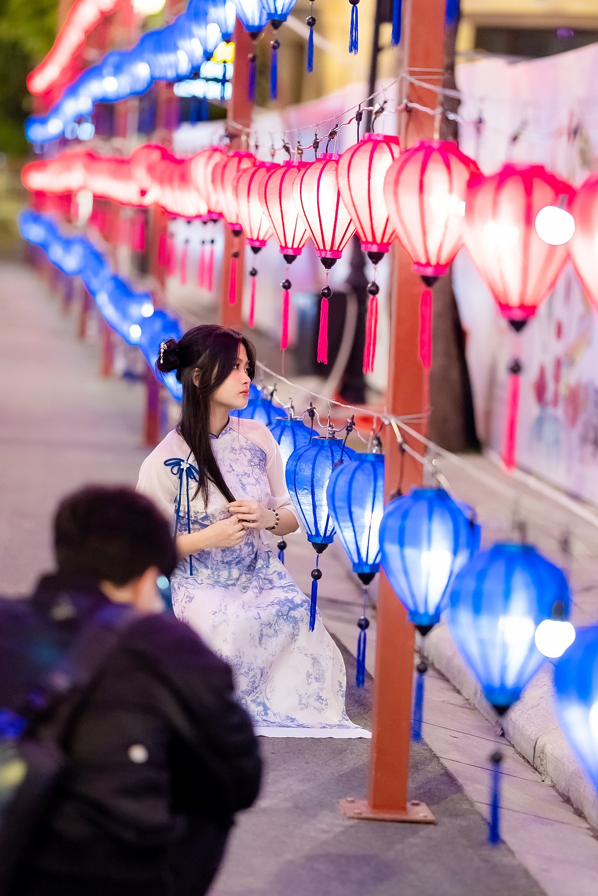 Du khách xúng xính áo hoa tới Lễ hội Ánh sáng phương Đông cầu mong may mắn trong năm mới