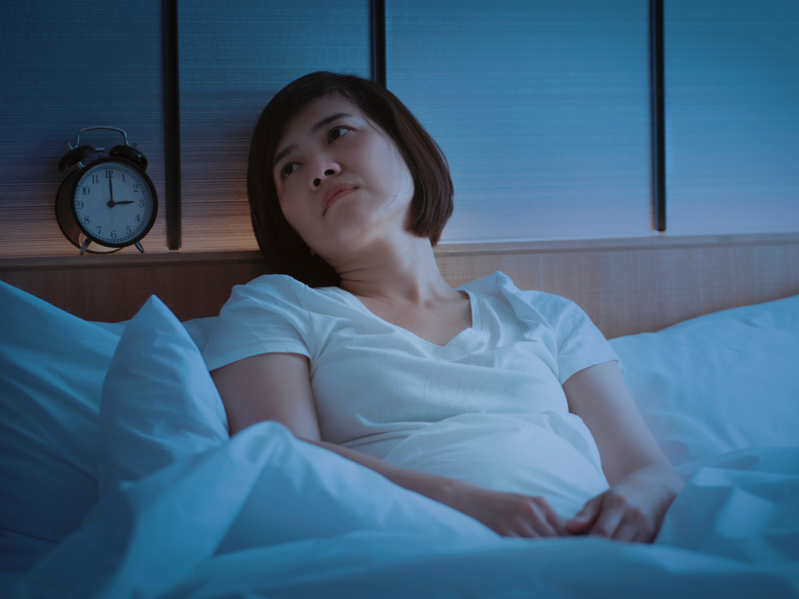 Căng thẳng khiến não bộ không được thư giãn, dẫn đến khó ngủ, mất ngủ