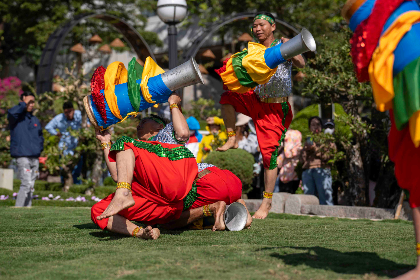 Đã trở thành chương trình nghệ thuật đậm bản sắc của núi Bà, các điệu múa trống Chhay dăm, múa Khmer, nhạc ngũ âm… làm nên không gian xuân vui nhộn và lạ mắt dành cho du khách. Các show diễn này được tổ chức xuyên suốt trong các ngày Tết, và do chính các nghệ nhân Tây Ninh trình diễn.