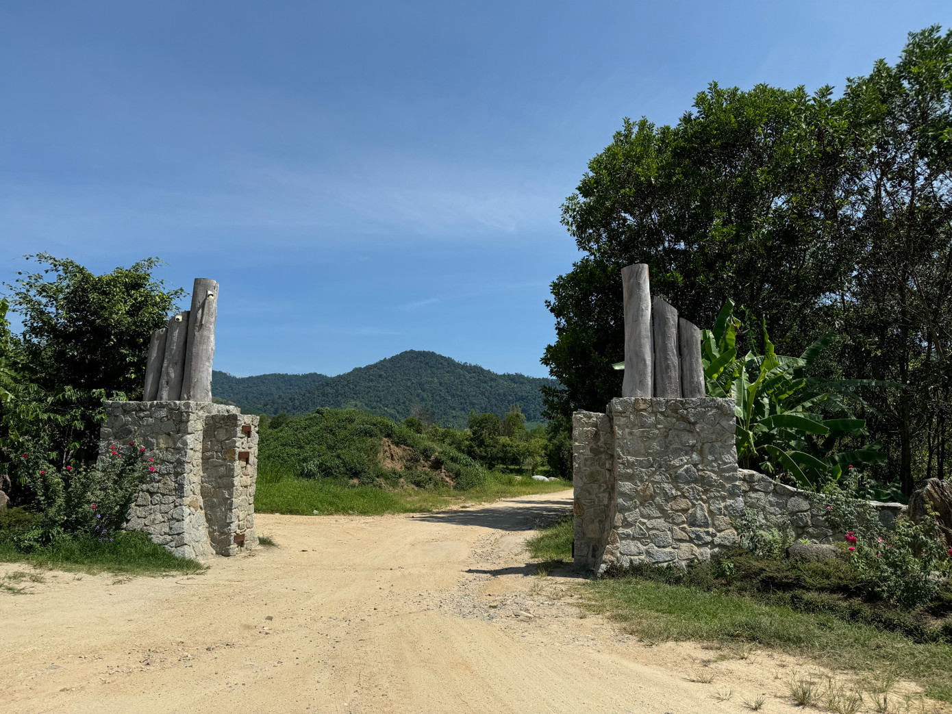 Cổng trang trại ở M'Drăk của Đặng Lê Nguyên Vũ Cổng trang trại ở M'Drăk của Đặng Lê Nguyên Vũ