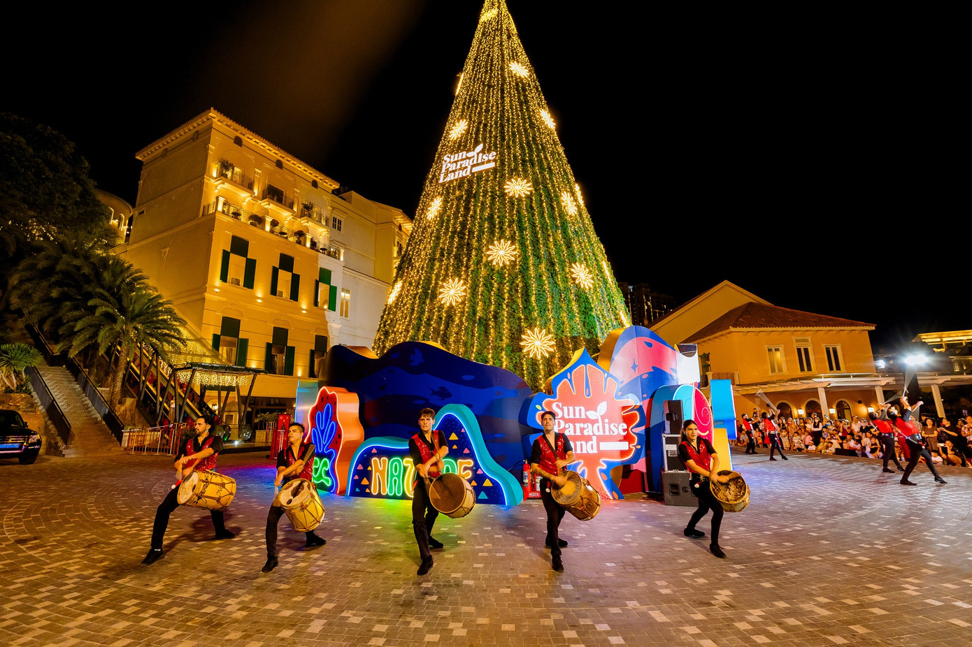 Một số mô hình chợ đêm như chợ đêm Vui Phết (Phú Quốc) được đầu tư quy mô thu hút đông đảo khách du lịch