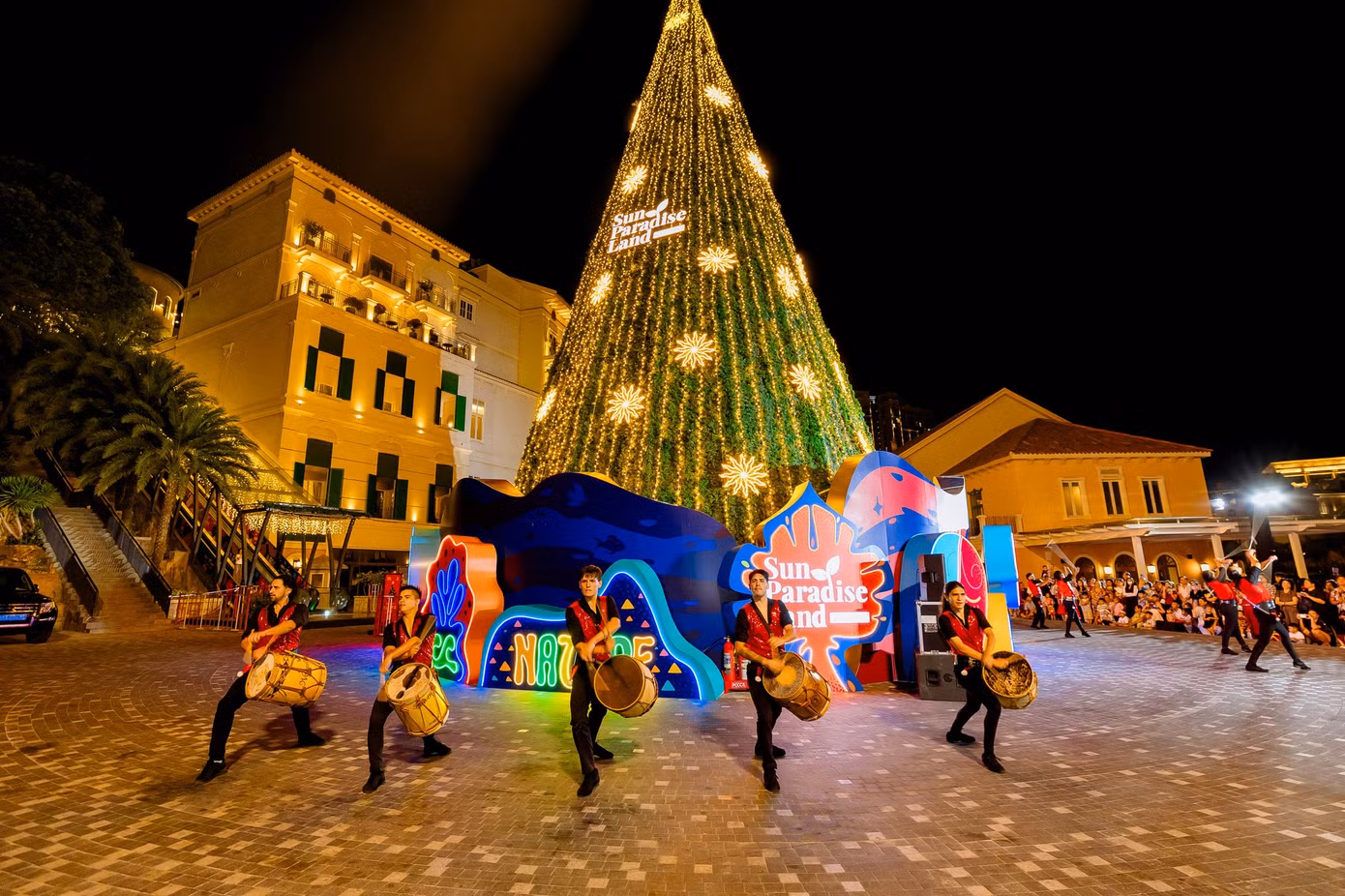 Một số mô hình chợ đêm như chợ đêm Vui Phết (Phú Quốc) được đầu tư quy mô thu hút đông đảo khách du lịch