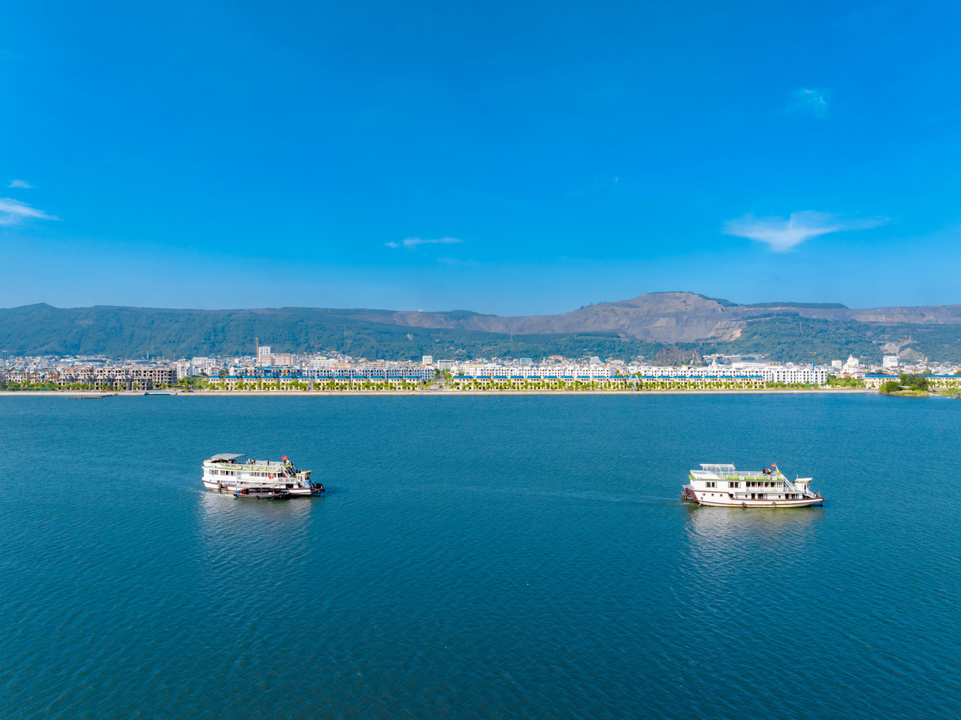 Sở hữu vị trí đắc địa ngay trên đường bao biển Hạ Long – Cẩm Phả, Green Dragon City Cẩm Phả không chỉ là nơi an cư mà còn là kênh đầu tư đầy tiềm năng, một sản phẩm của tập đoàn TTP. Sở hữu vị trí đắc địa ngay trên đường bao biển Hạ Long – Cẩm Phả, Green Dragon City Cẩm Phả không chỉ là nơi an cư mà còn là kênh đầu tư đầy tiềm năng, một sản phẩm của tập đoàn TTP.