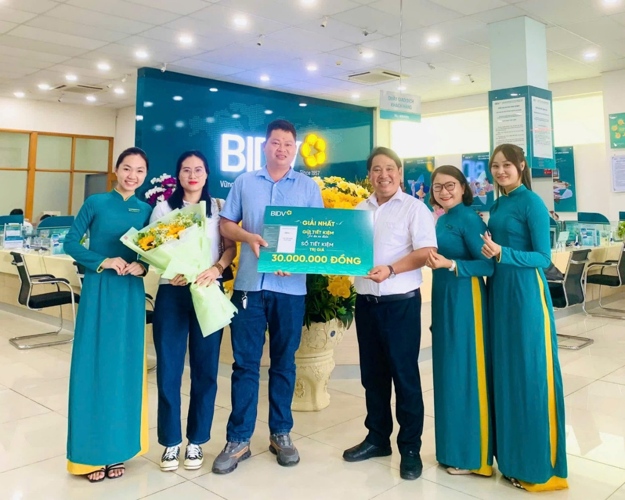 Khách hàng trúng giải Nhất của chi nhánh BIDV Đồng Khởi