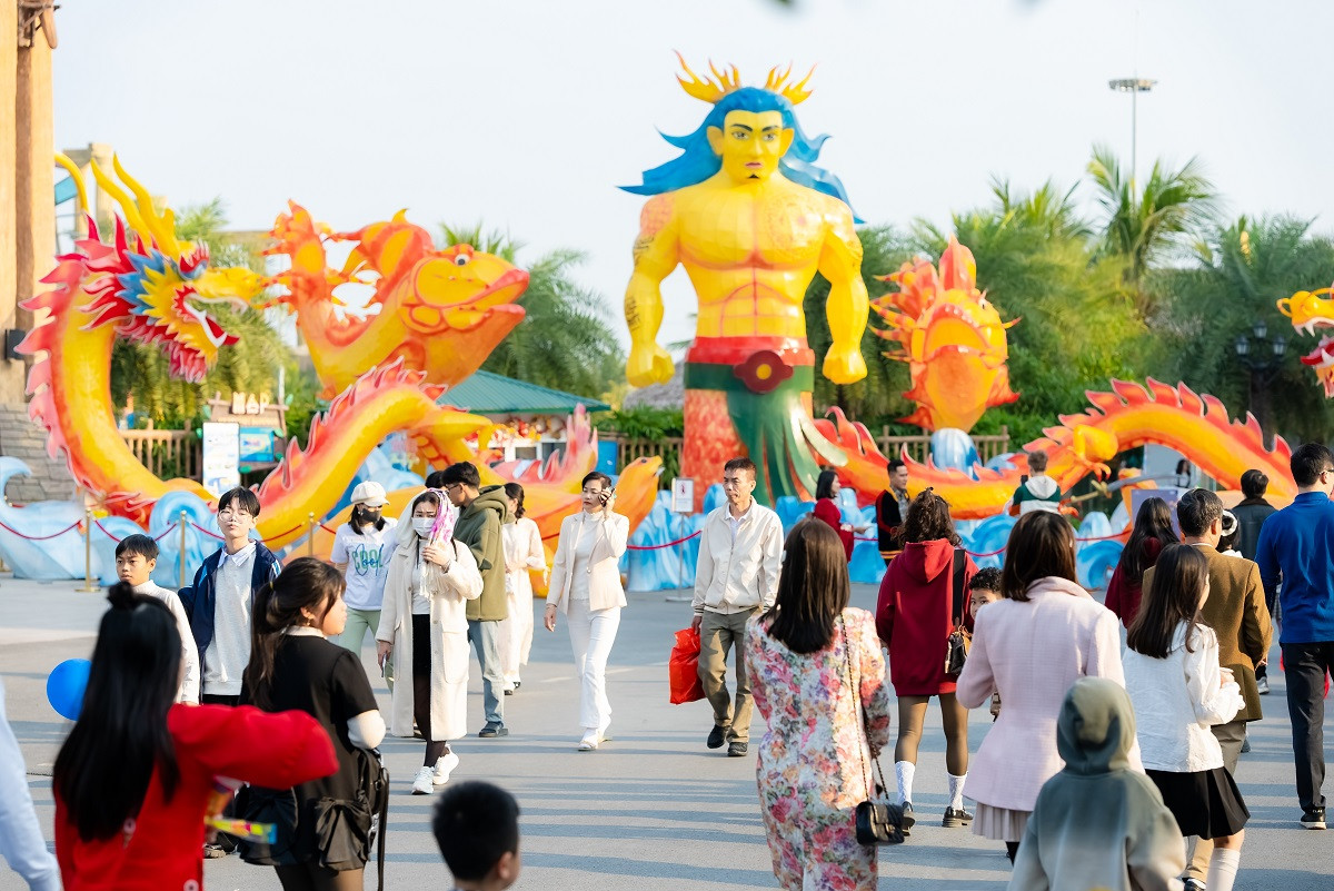 Những giá trị văn hóa truyền thống Việt tỏa sáng qua các cụm đèn lồng tinh xảo