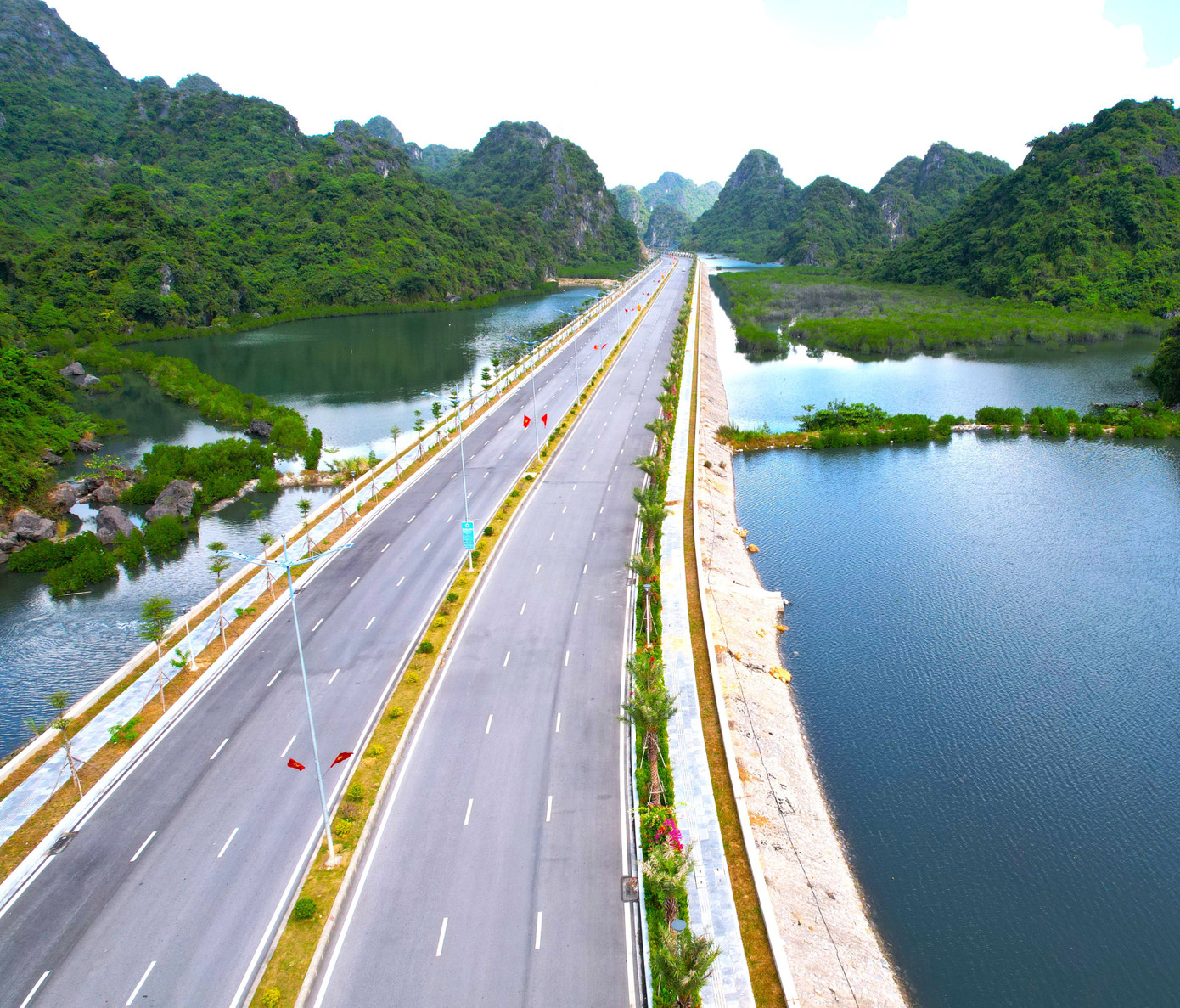 Đây là tuyến giao thông huyết mạch giúp kết nối nhanh chóng với thành phố di sản Hạ Long, đồng thời mang đến giá trị phong thủy độc tôn với thế đất vững chãi, mặt hướng biển xanh trong, ôm trọn tinh hoa sinh khí của đất trời. Đây là tuyến giao thông huyết mạch giúp kết nối nhanh chóng với thành phố di sản Hạ Long, đồng thời mang đến giá trị phong thủy độc tôn với thế đất vững chãi, mặt hướng biển xanh trong, ôm trọn tinh hoa sinh khí của đất trời.