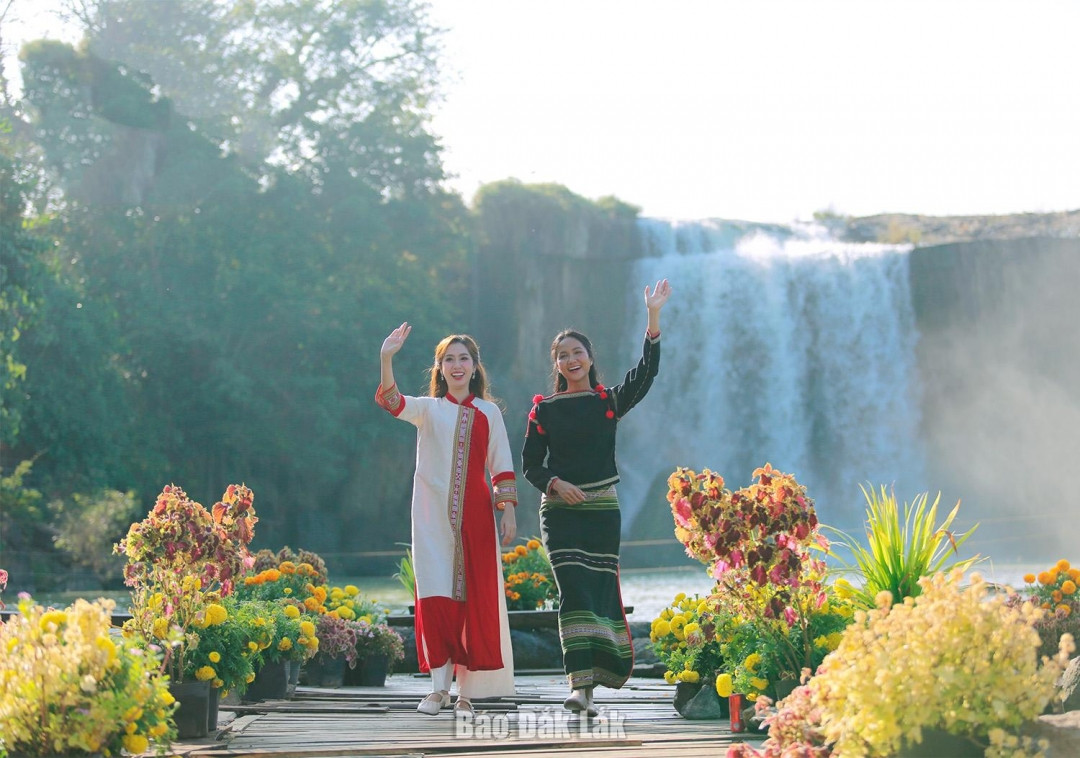 Hoa hậu hoàn vũ H’Hen Niê và Hoa hậu đại sứ Du lịch Việt Nam Đinh Thị Hoa giới thiệu những điểm đến hấp dẫn tại Buôn Ma Thuột, quảng bá văn hóa, con người và tiềm năng phát triển của tỉnh Đắk Lắk đến bạn bè trong nước và quốc tế. (Nguồn hình: Báo Đắk Lắk) Hoa hậu hoàn vũ H’Hen Niê và Hoa hậu đại sứ Du lịch Việt Nam Đinh Thị Hoa giới thiệu những điểm đến hấp dẫn tại Buôn Ma Thuột, quảng bá văn hóa, con người và tiềm năng phát triển của tỉnh Đắk Lắk đến bạn bè trong nước và quốc tế. (Nguồn hình: Báo Đắk Lắk)