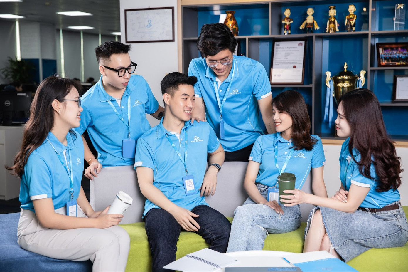 Đội ngũ CMC Global trong buổi thảo luận về công việc