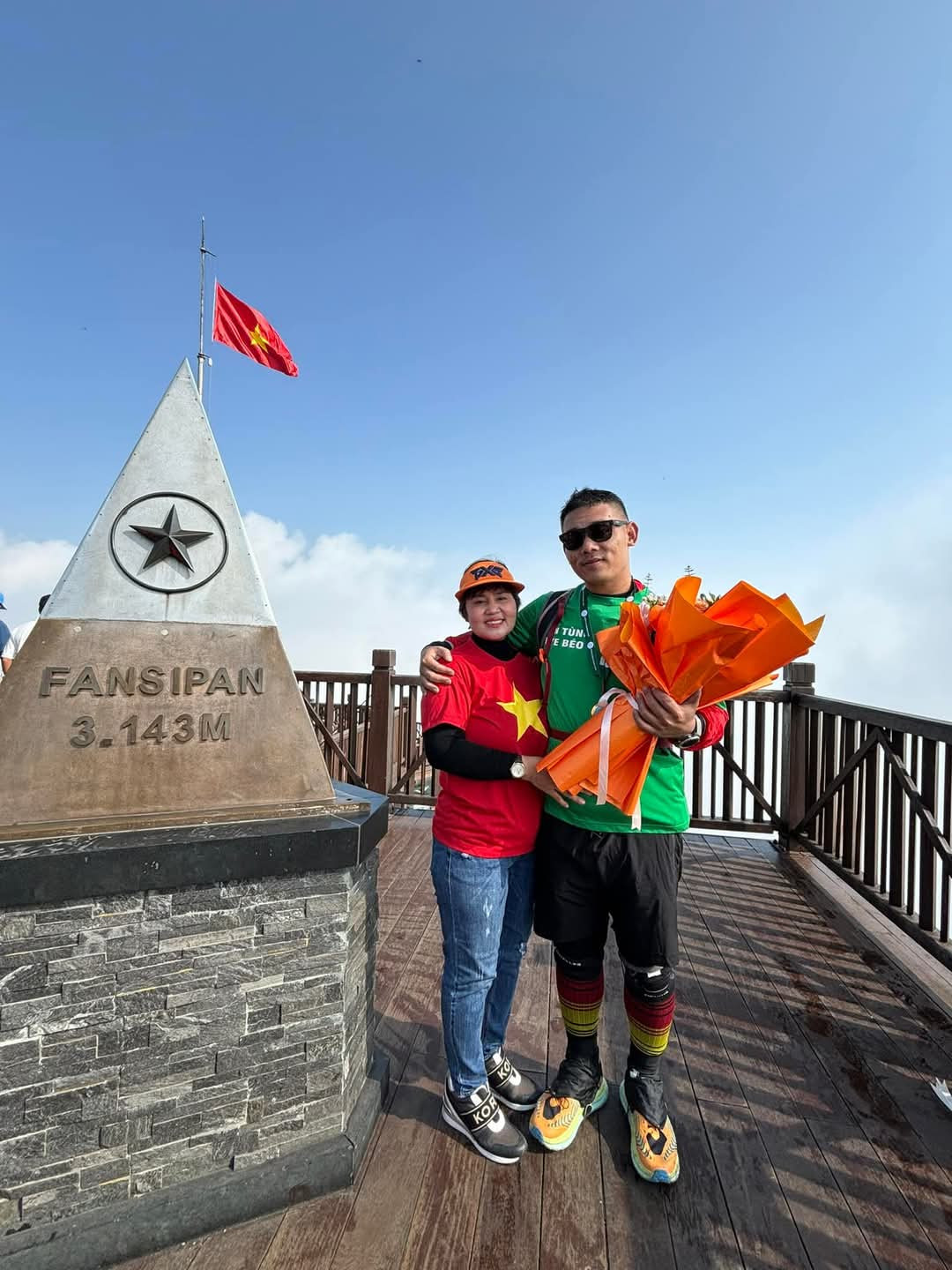 Sơn Tùng (95 kg) chụp ảnh cùng mẹ sau khi chinh phục đỉnh Fansipan