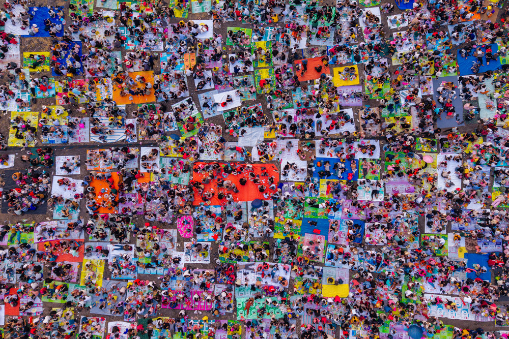 Hàng nghìn người cắm trại và ngủ lại dưới chân núi trong suốt những ngày đầu tiên của năm mới như một cách để hít thở và đón nhận nguồn năng lượng linh thiêng cho một năm an lành, phát tài phát lộc. Nhiều năm qua, việc ngủ đêm tại chân núi Bà Đen dịp Tết đã trở thành một truyền thống, làm nên một ngày hội đầu xuân vô cùng đặc biệt không giống với bất cứ điểm đến tâm linh nào khác.