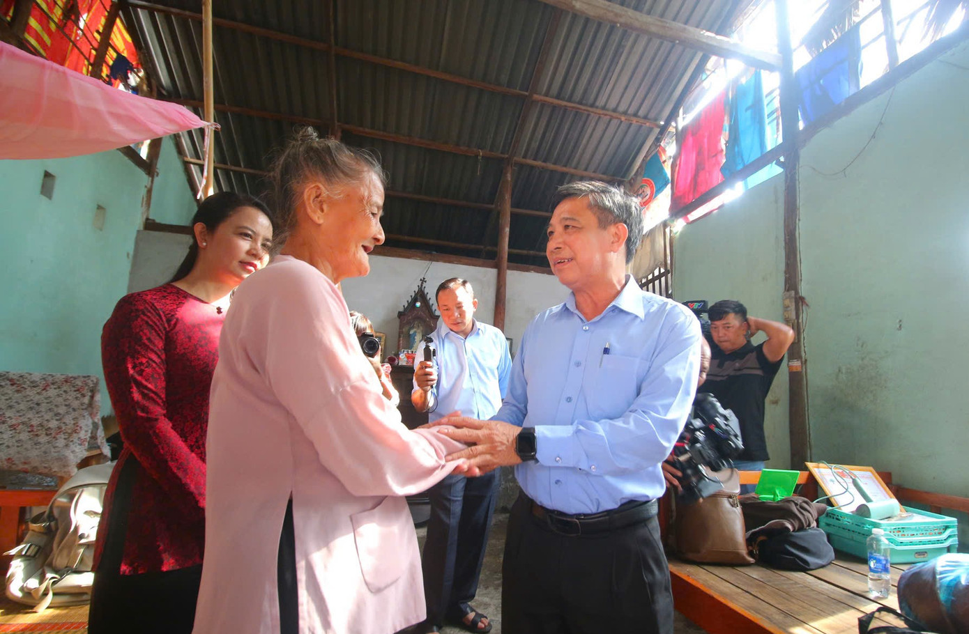 Bí thư Tỉnh ủy, Chủ tịch UBND tỉnh Hậu Giang Đồng Văn Thanh động viên, thăm hỏi người dân Bí thư Tỉnh ủy, Chủ tịch UBND tỉnh Hậu Giang Đồng Văn Thanh động viên, thăm hỏi người dân