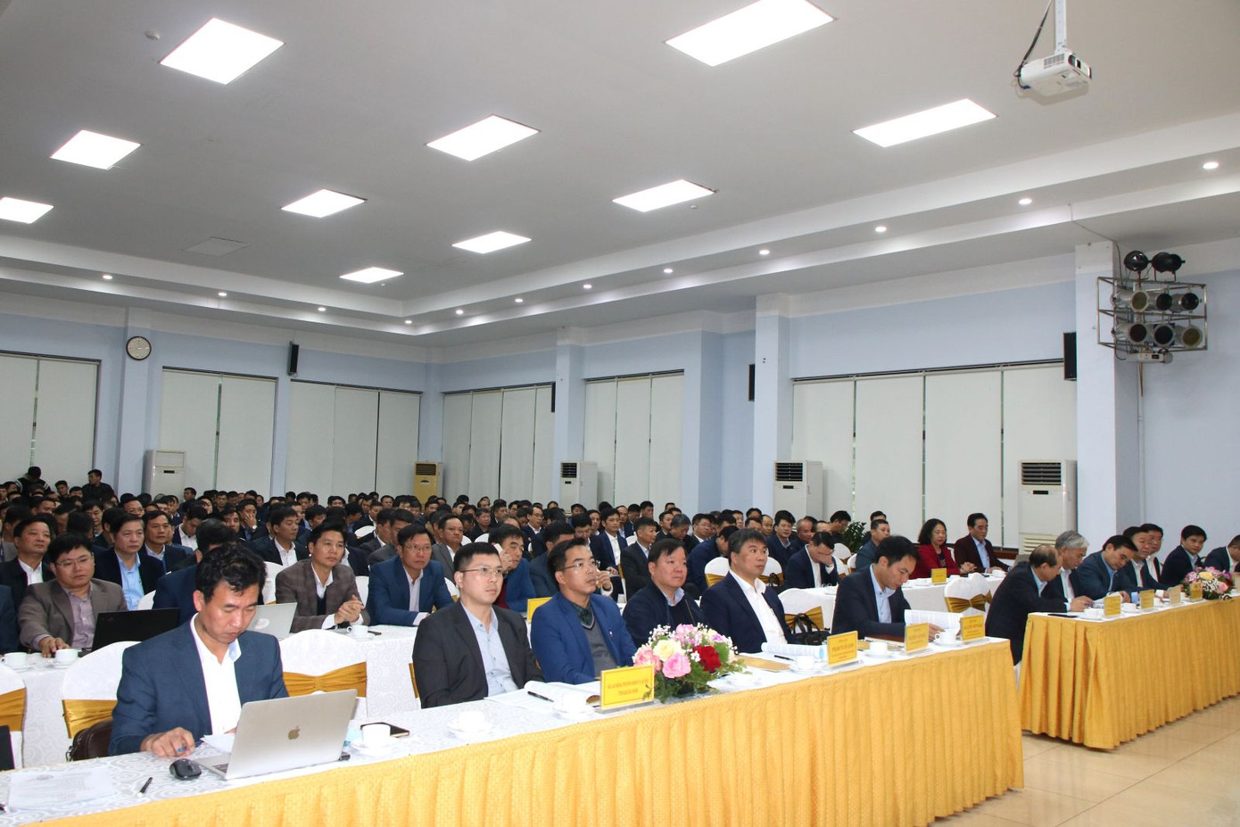 Các đại biểu dự hội nghị