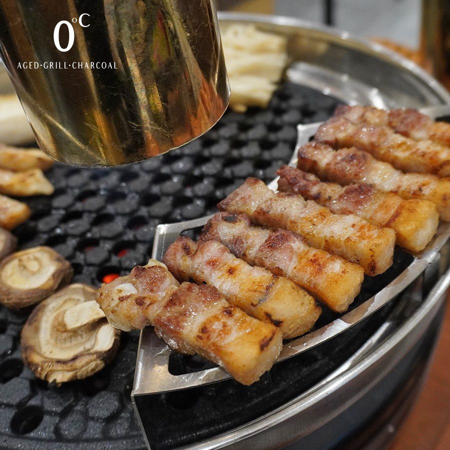 Miếng thịt ba chỉ sau khi ngủ đông không chỉ săn chắc, ngọt đậm mà còn giữ được độ dai mềm hoàn hảo, sẵn sàng để làm bùng nổ vị giác của bất kỳ ai thưởng thức.