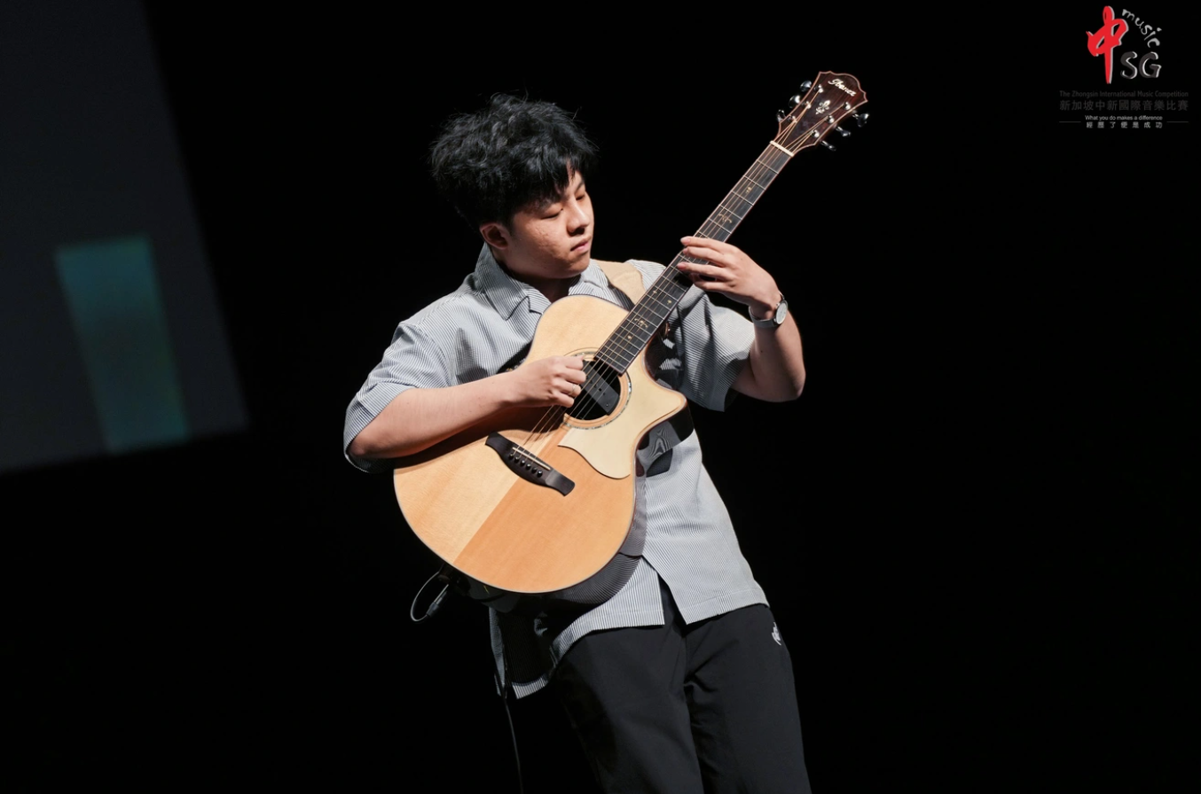 Lê Anh Huy - thí sinh Việt Nam đầu tiên được biểu diễn trên sân khấu Gala cuộc thi Âm nhạc Quốc tế ZhongSin lần thứ 19 tại Nhà hát lớn nhất châu Á - Star Theatre - với hơn 5.000 chỗ ngồi. Lê Anh Huy sinh năm 2004, hiện là sinh viên năm thứ 2 chuyên ngành Đạo diễn và sản xuất phim của Đại học RMIT. (Ảnh: Ban tổ chức). Lê Anh Huy - thí sinh Việt Nam đầu tiên được biểu diễn trên sân khấu Gala cuộc thi Âm nhạc Quốc tế ZhongSin lần thứ 19 tại Nhà hát lớn nhất châu Á - Star Theatre - với hơn 5.000 chỗ ngồi. Lê Anh Huy sinh năm 2004, hiện là sinh viên năm thứ 2 chuyên ngành Đạo diễn và sản xuất phim của Đại học RMIT. (Ảnh: Ban tổ chức).