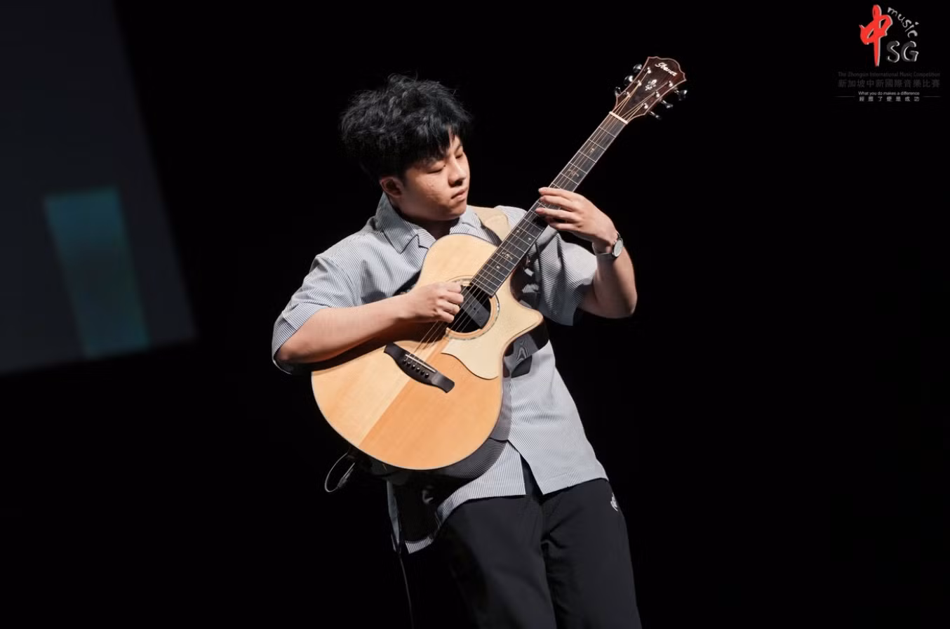 Lê Anh Huy - thí sinh Việt Nam đầu tiên được biểu diễn trên sân khấu Gala cuộc thi Âm nhạc Quốc tế ZhongSin lần thứ 19 tại Nhà hát lớn nhất châu Á - Star Theatre - với hơn 5.000 chỗ ngồi. Lê Anh Huy sinh năm 2004, hiện là sinh viên năm thứ 2 chuyên ngành Đạo diễn và sản xuất phim của Đại học RMIT. (Ảnh: Ban tổ chức). Lê Anh Huy - thí sinh Việt Nam đầu tiên được biểu diễn trên sân khấu Gala cuộc thi Âm nhạc Quốc tế ZhongSin lần thứ 19 tại Nhà hát lớn nhất châu Á - Star Theatre - với hơn 5.000 chỗ ngồi. Lê Anh Huy sinh năm 2004, hiện là sinh viên năm thứ 2 chuyên ngành Đạo diễn và sản xuất phim của Đại học RMIT. (Ảnh: Ban tổ chức).