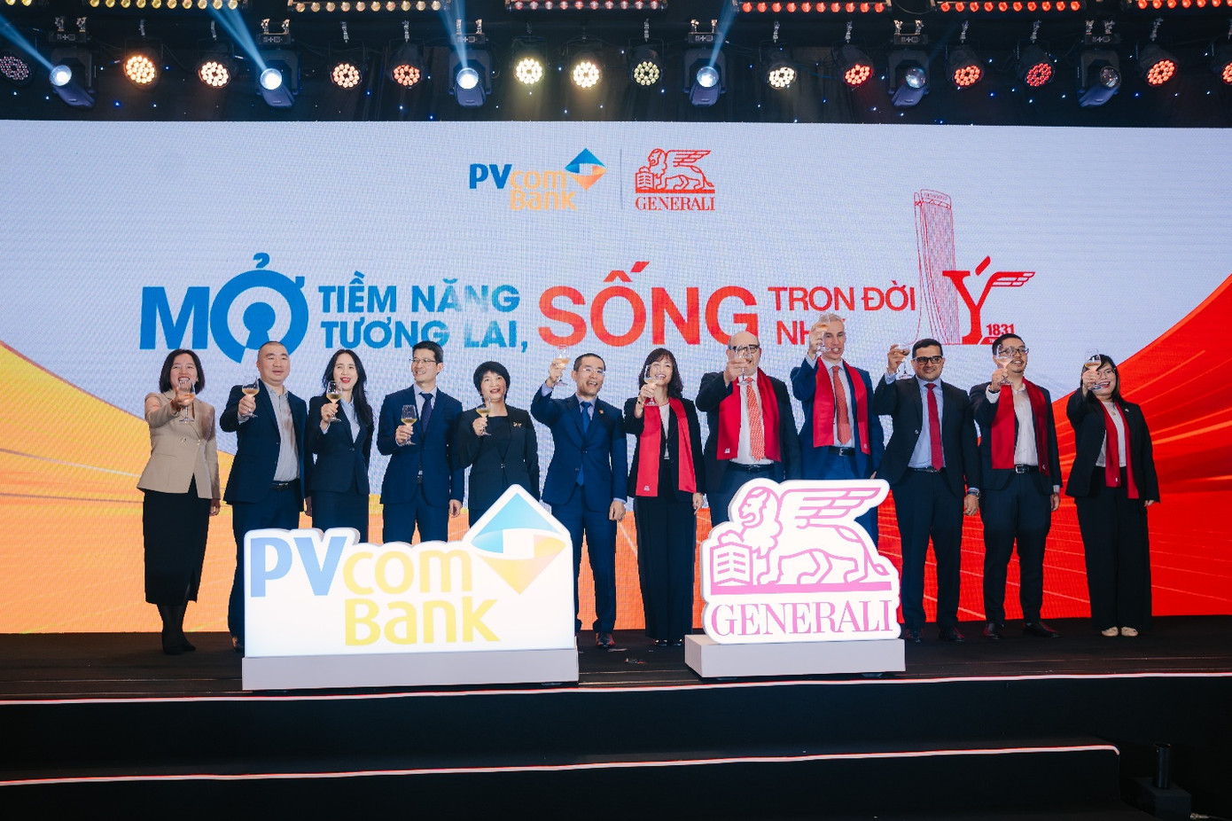 Ban lãnh đạo của Generali Việt Nam và PVcomBank tại Lễ ký kết