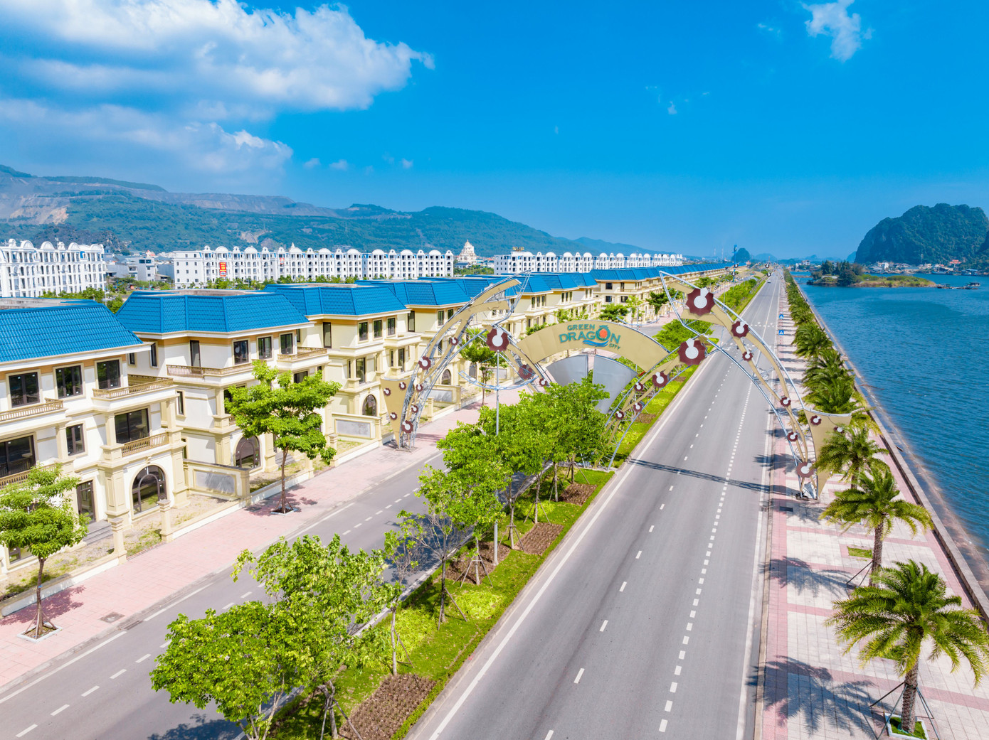 Sở hữu vị trí vàng với 3km đường bao biển, bãi tắm cát trắng, nắng vàng tuyệt đẹp bên bờ vịnh Bái Tử Long, cùng với tuyến đường bao biển Hạ Long – Cẩm Phả, Green Dragon City Cẩm Phả không chỉ là nơi an cư lý tưởng mà còn là cơ hội đầu tư đắt giá nhất khu vực. Sở hữu vị trí vàng với 3km đường bao biển, bãi tắm cát trắng, nắng vàng tuyệt đẹp bên bờ vịnh Bái Tử Long, cùng với tuyến đường bao biển Hạ Long – Cẩm Phả, Green Dragon City Cẩm Phả không chỉ là nơi an cư lý tưởng mà còn là cơ hội đầu tư đắt giá nhất khu vực.