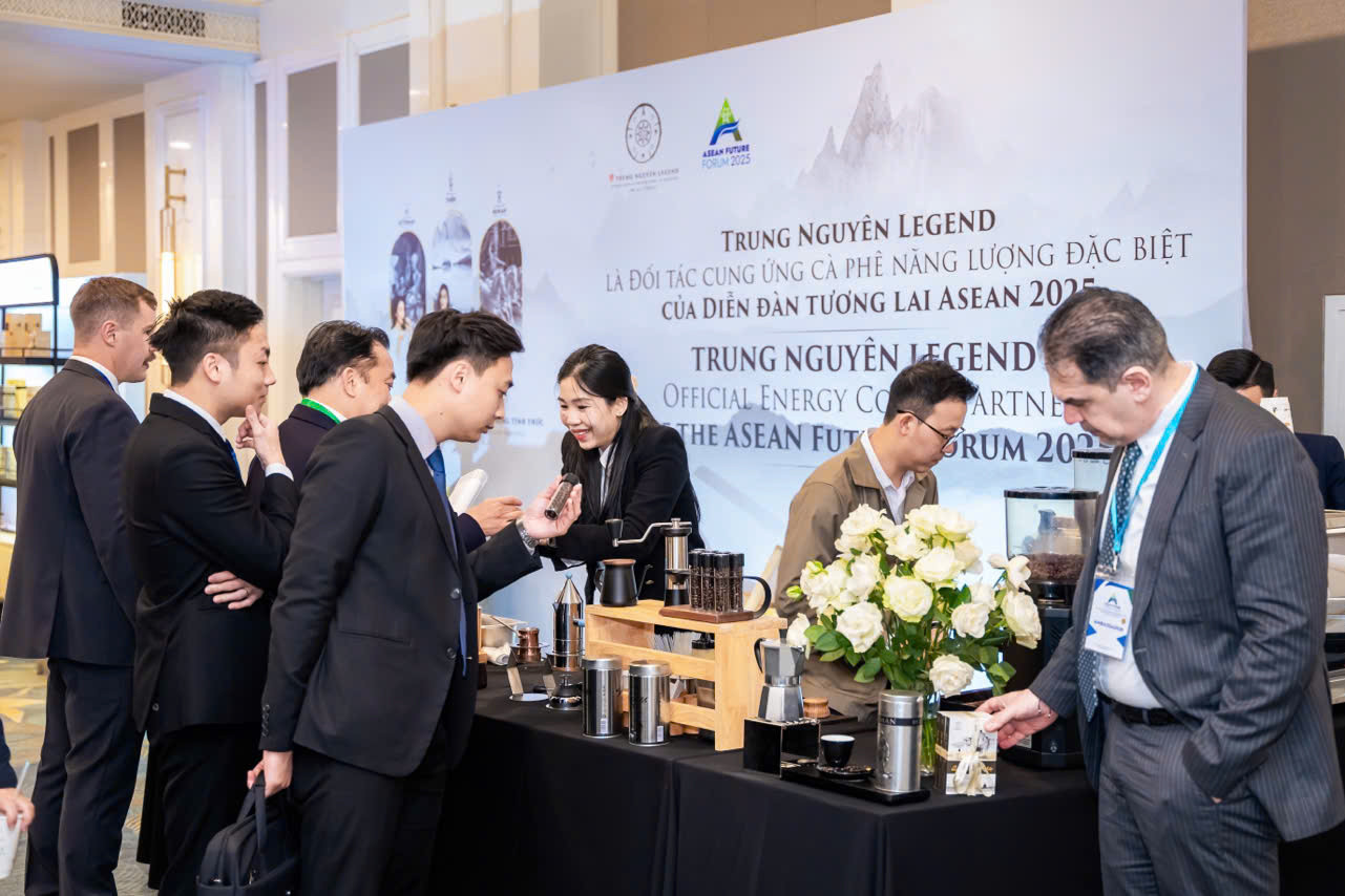 Đông đảo đại biểu, quan khách ấn tượng với hệ sinh thái cà phê đa dạng, khác biệt, đặc biệt Trung Nguyên Legend mang đến Diễn đàn Tương lai ASEAN 2025. Đông đảo đại biểu, quan khách ấn tượng với hệ sinh thái cà phê đa dạng, khác biệt, đặc biệt Trung Nguyên Legend mang đến Diễn đàn Tương lai ASEAN 2025.