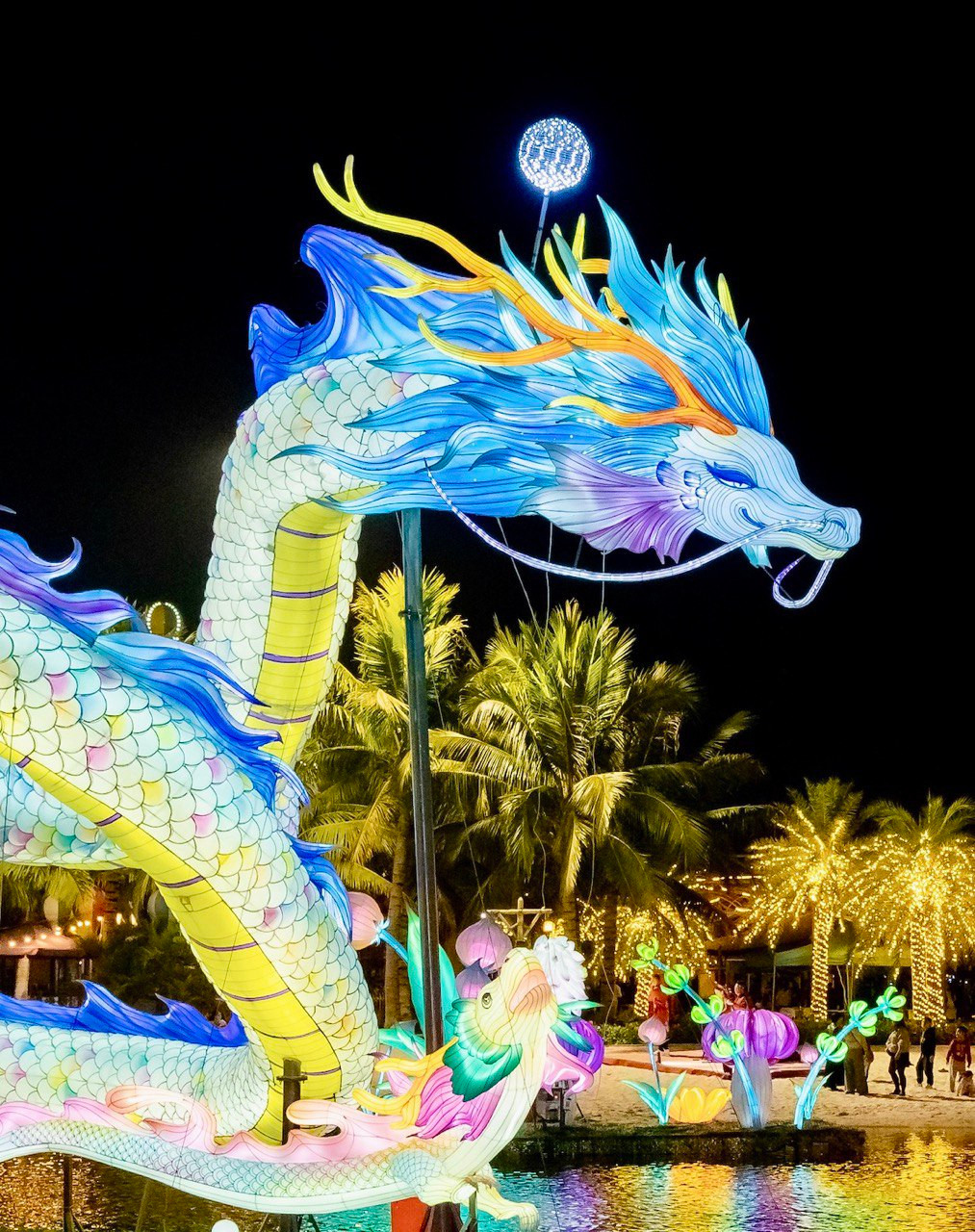 Không gian thơ mộng của VinWonders Wave Park trở thành điểm check-in, thưởng lãm đèn lồng yêu thích của các gia đình, bạn trẻ