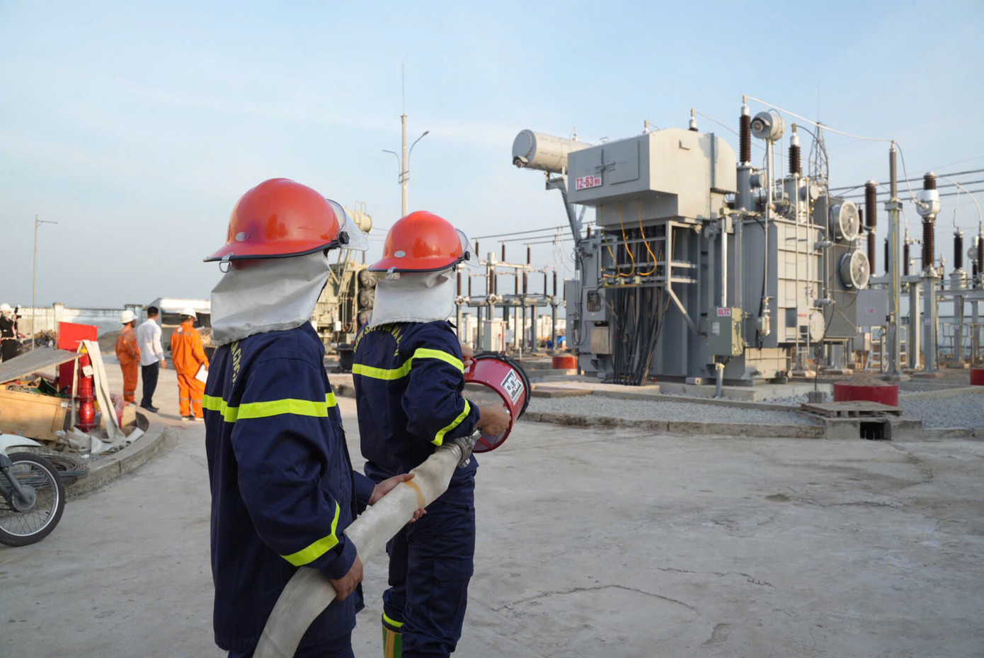 Lực lượng phòng cháy chữa cháy phối hợp chuẩn bị đóng điện máy biến áp T2 Trạm 110kV Tam Nông (tỉnh Đồng Tháp)