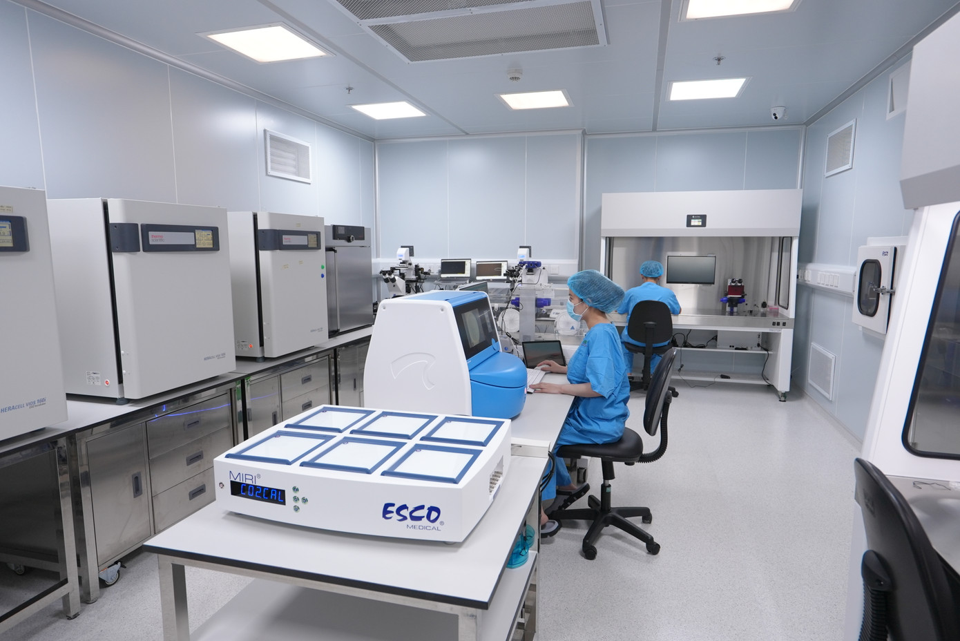 Không gian phòng lab tại IVF Hồng Ngọc - Phúc Trường Minh Không gian phòng lab tại IVF Hồng Ngọc - Phúc Trường Minh