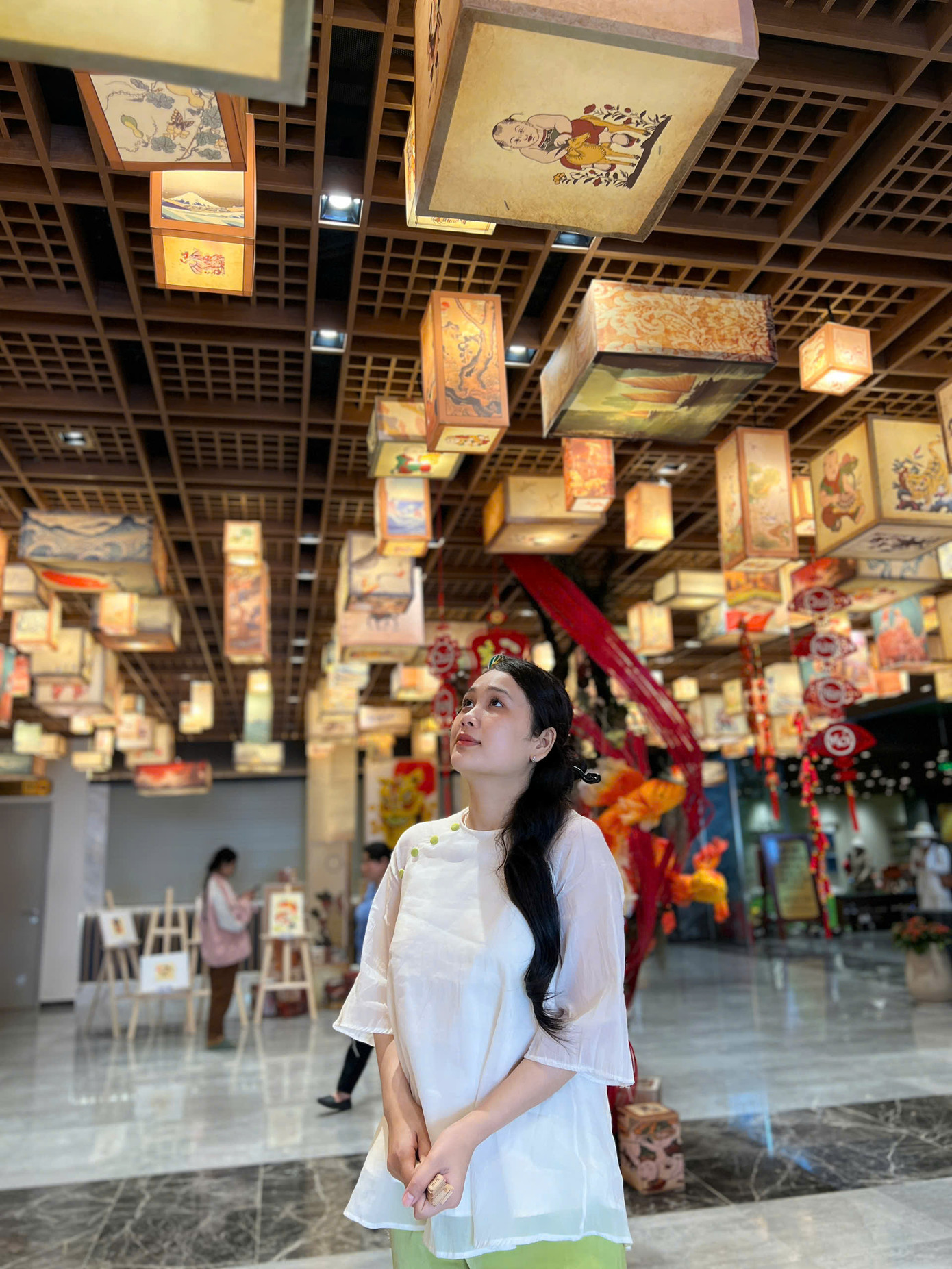 Năm nay, không gian triển lãm 1.200 ngọn đèn đăng cũng là một không gian đậm sắc xuân được du khách vô cùng thích thú. Các ngọn đèn đăng được làm thủ công từ các bức tranh vẽ tay, tranh Đông Hồ, tranh in mang cảm hứng dân gian Việt Nam và Nhật Bản.