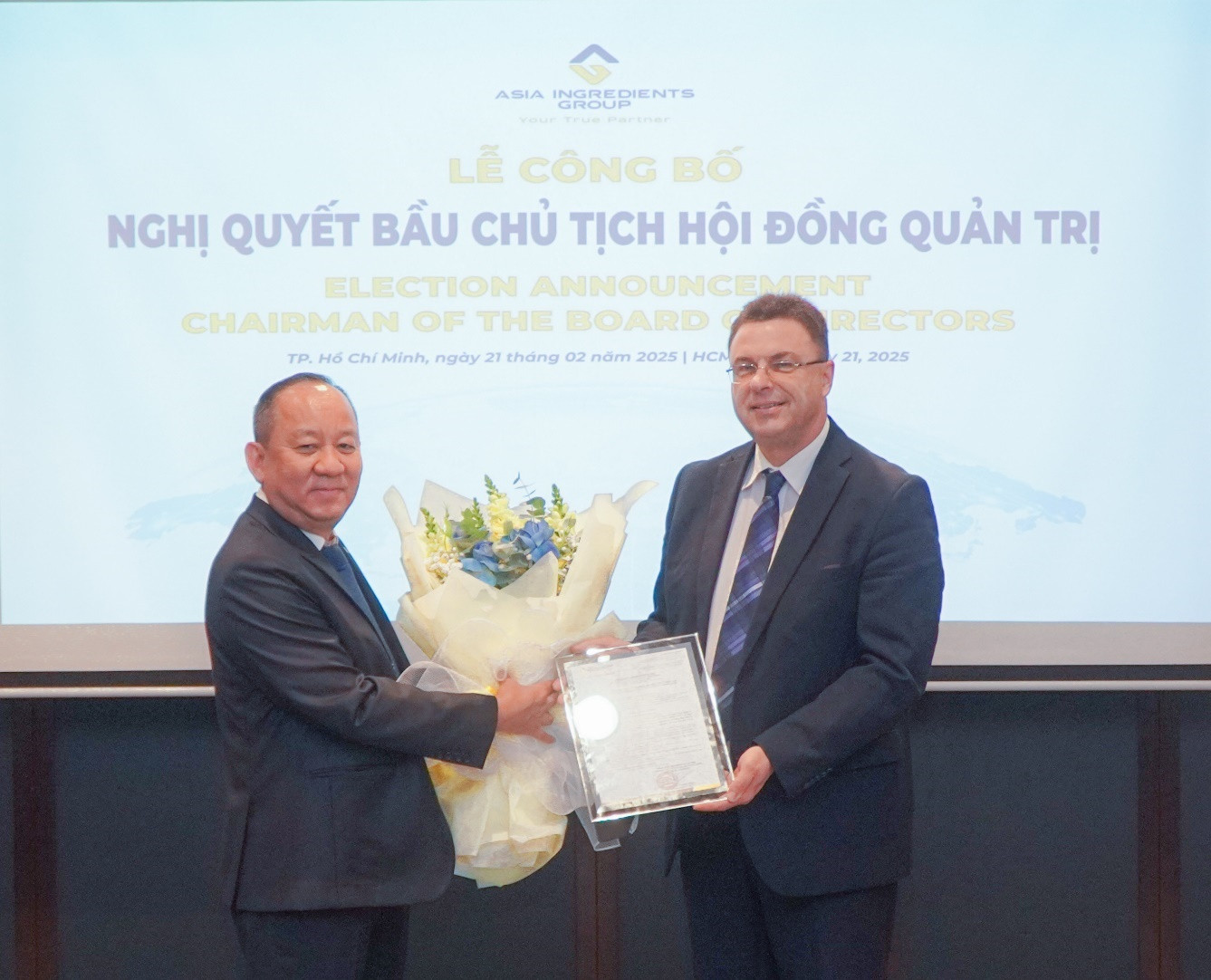 Ông Nguyễn Thiên Trúc chúc mừng ông Bernhard Hackl tiếp nhận vị trí Chủ tịch HĐQT Công ty cổ phần nguyên liệu Á Châu AIG.