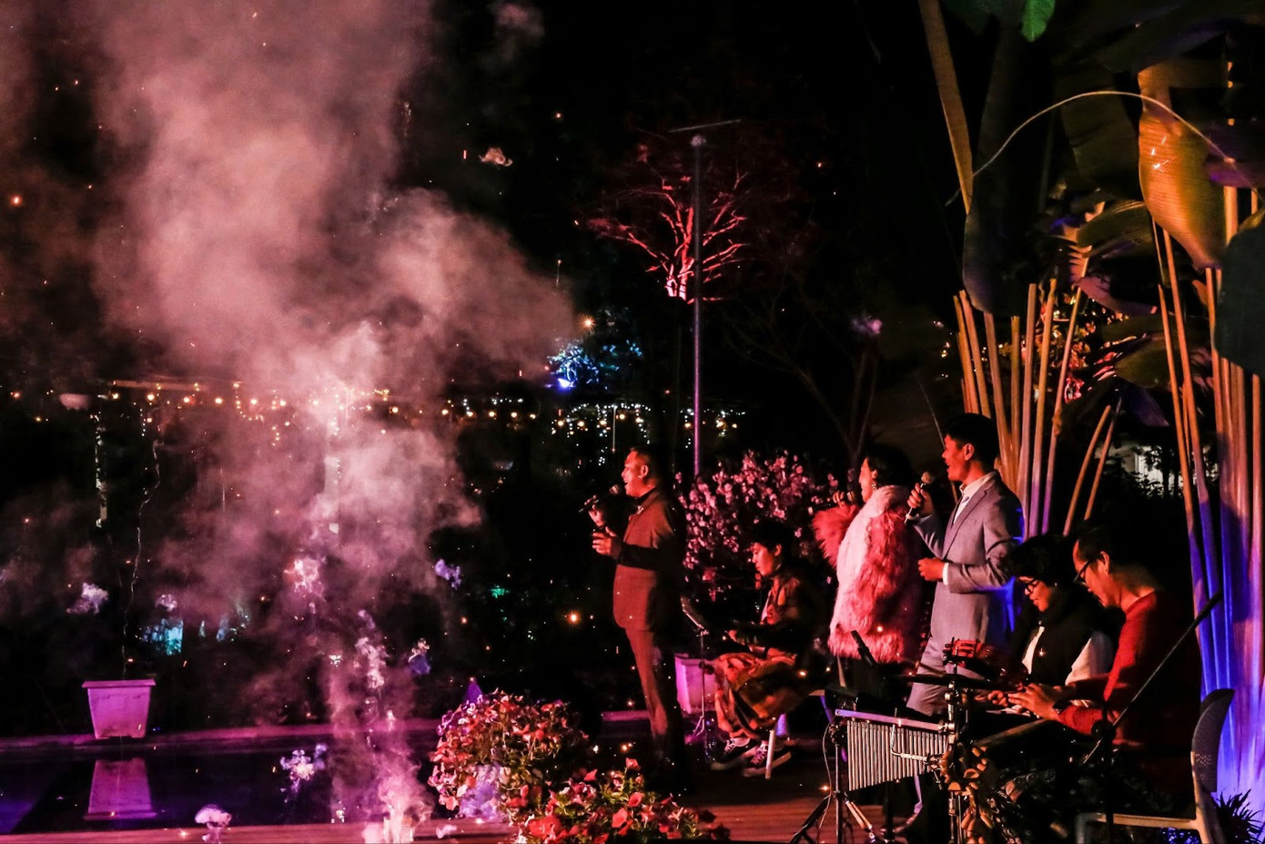 Khung cảnh lãng mạn, ấm áp trong đêm nhạc Valentine Khung cảnh lãng mạn, ấm áp trong đêm nhạc Valentine