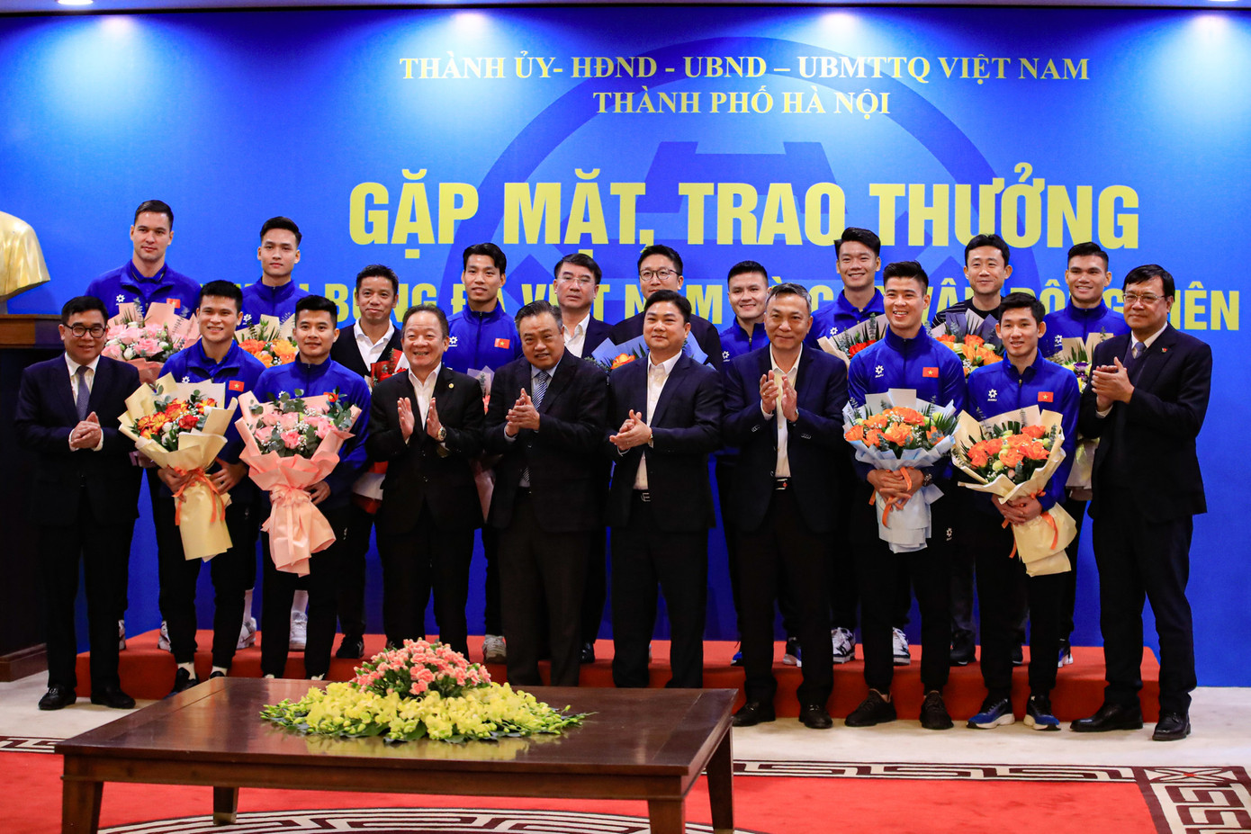 Chủ tịch UBND Hà Nội Trần Sỹ Thanh, Chủ tịch Điều hành T&T Group Đỗ Quang Hiển cùng Ban huấn luyện tuyển Việt Nam và các cầu thủ chụp ảnh lưu niệm. Chủ tịch UBND Hà Nội Trần Sỹ Thanh, Chủ tịch Điều hành T&T Group Đỗ Quang Hiển cùng Ban huấn luyện tuyển Việt Nam và các cầu thủ chụp ảnh lưu niệm.