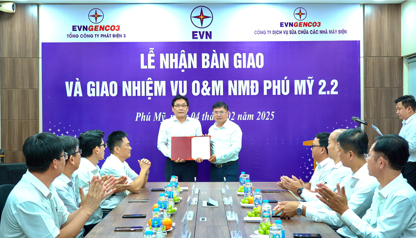 Phó tổng giám đốc EVNGENCO3 Võ Minh Thắng (bìa phải) trao Công văn giao nhiệm vụ về quản lý vận hành sửa chữa bảo dưỡng NMĐ Phú Mỹ 2.2 cho Giám đốc Công ty EPS Trương Văn Phương