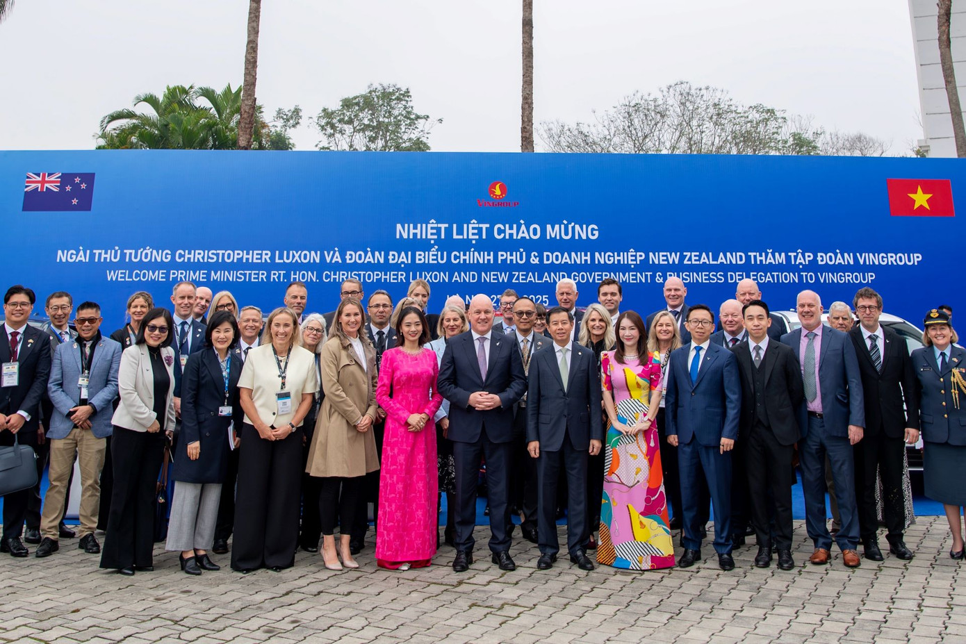 Đoàn đại biểu Chính phủ và doanh nghiệp New Zealand chụp ảnh lưu niệm ghi dấu chuyến thăm và làm việc tại Tập đoàn Vingroup.