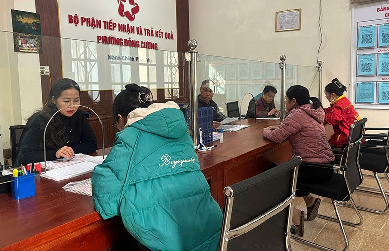 Cán bộ phường Đông Cương hướng dẫn, phổ biến người dân, doanh nghiệp ứng dụng công nghệ số và các nền tảng số để quản lý.