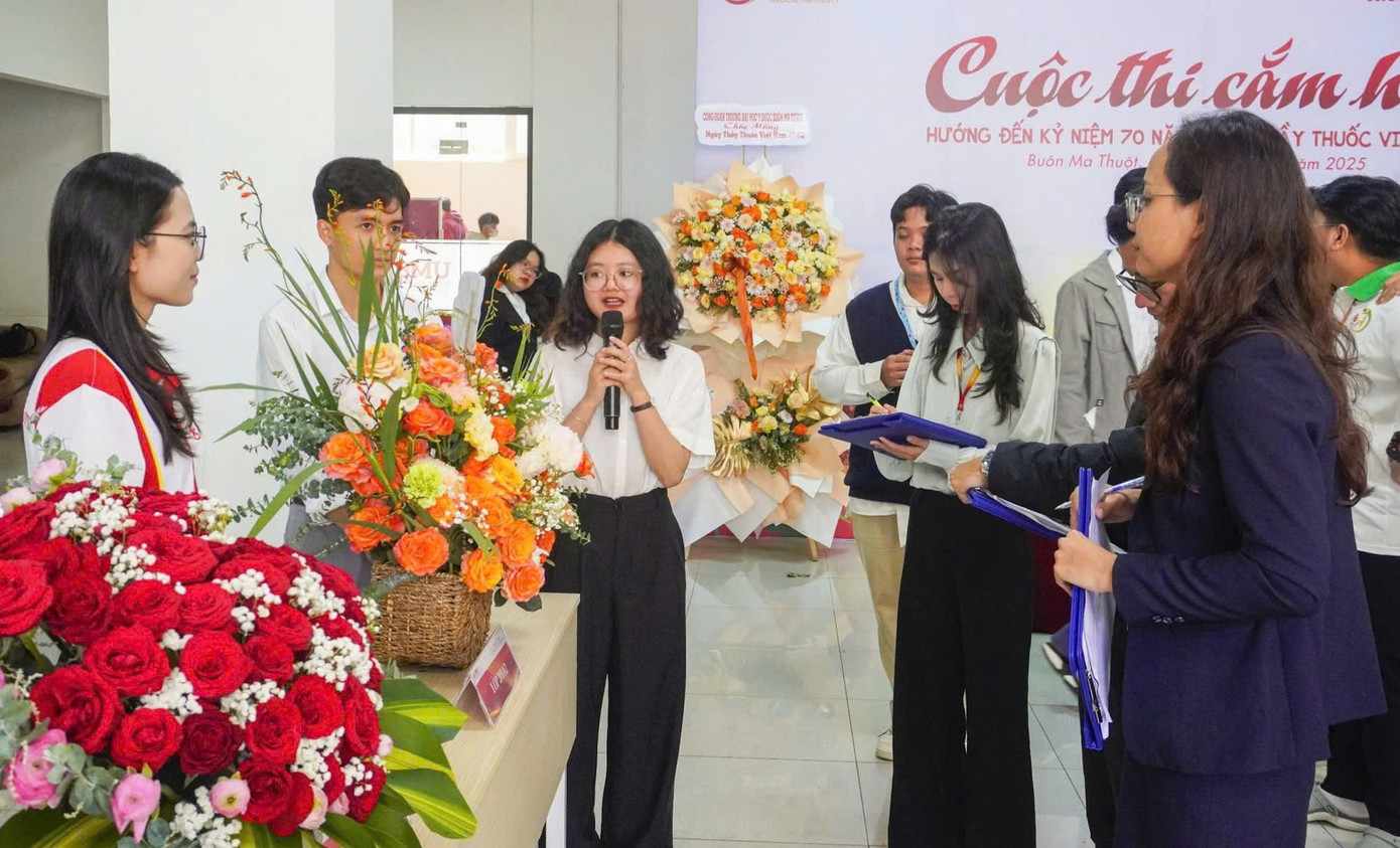 Cuộc thi cắm hoa thu hút sinh viên