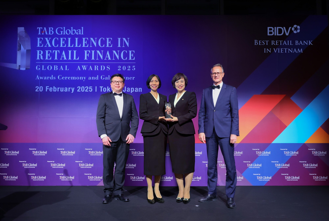 Đại diện BIDV nhận giải thưởng Ngân hàng Bán lẻ tốt nhất Việt Nam năm 2025 Đại diện BIDV nhận giải thưởng Ngân hàng Bán lẻ tốt nhất Việt Nam năm 2025
