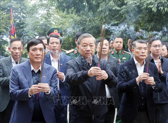 Tổng Bí thư Tô Lâm dâng hương tại Điện Kính Thiên trên đỉnh núi Nghĩa Lĩnh thuộc Khu Di tích lịch sử quốc gia đặc biệt Đền Hùng. Ảnh: Thống Nhất/TTXVN Tổng Bí thư Tô Lâm dâng hương tại Điện Kính Thiên trên đỉnh núi Nghĩa Lĩnh thuộc Khu Di tích lịch sử quốc gia đặc biệt Đền Hùng. Ảnh: Thống Nhất/TTXVN