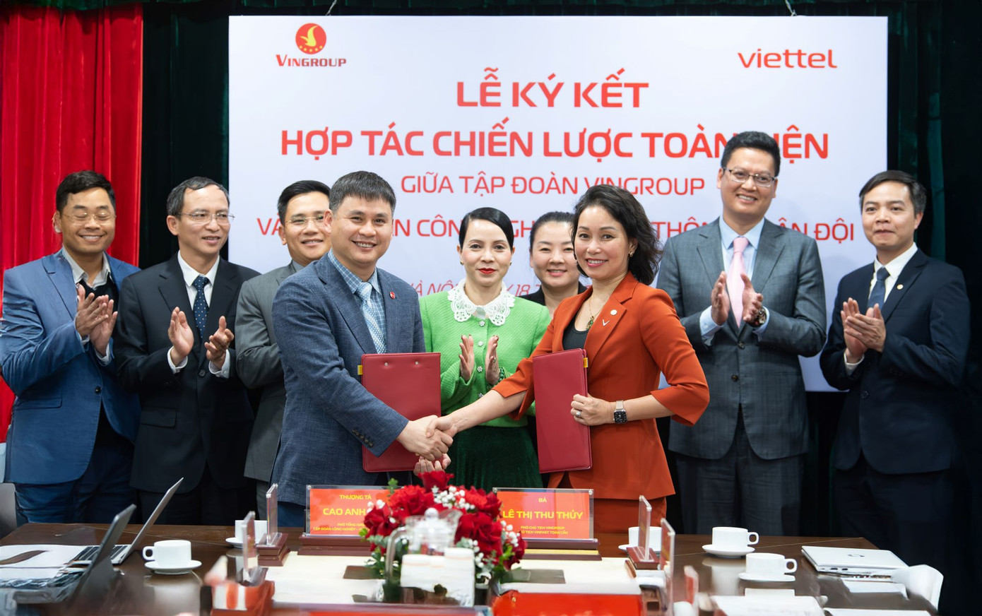 Đại diện Vingroup (bên phải) và Viettel ký kết hợp tác toàn diện thúc đẩy chuyển đổi xanh và chuyển đổi số doanh nghiệp
