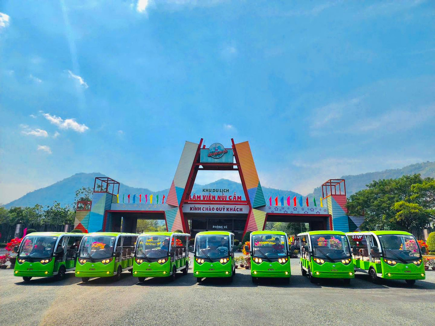 Du khách thích thú với xe điện xanh thân thiện với môi trường