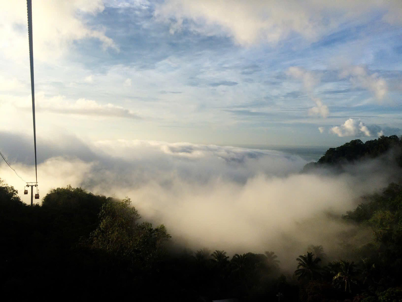 Có những khoảnh khắc bí ẩn trên đỉnh núi Cấm mà chỉ Cáp treo mới giúp ta nhận ra